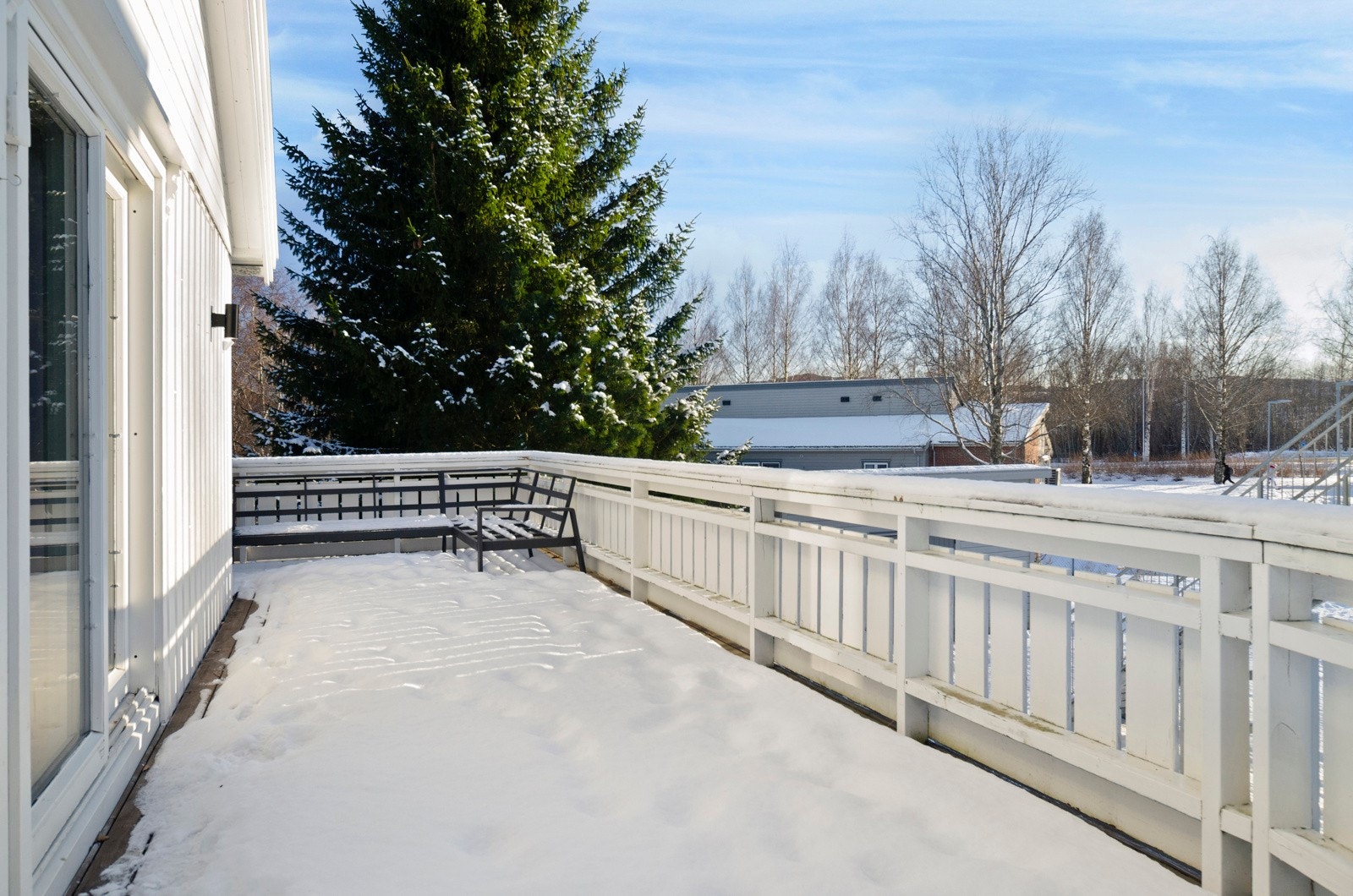 Romslig veranda med gode solforhold. Galleribilde