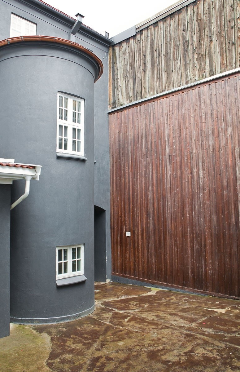 Bakgård med sykkelparkering Galleribilde