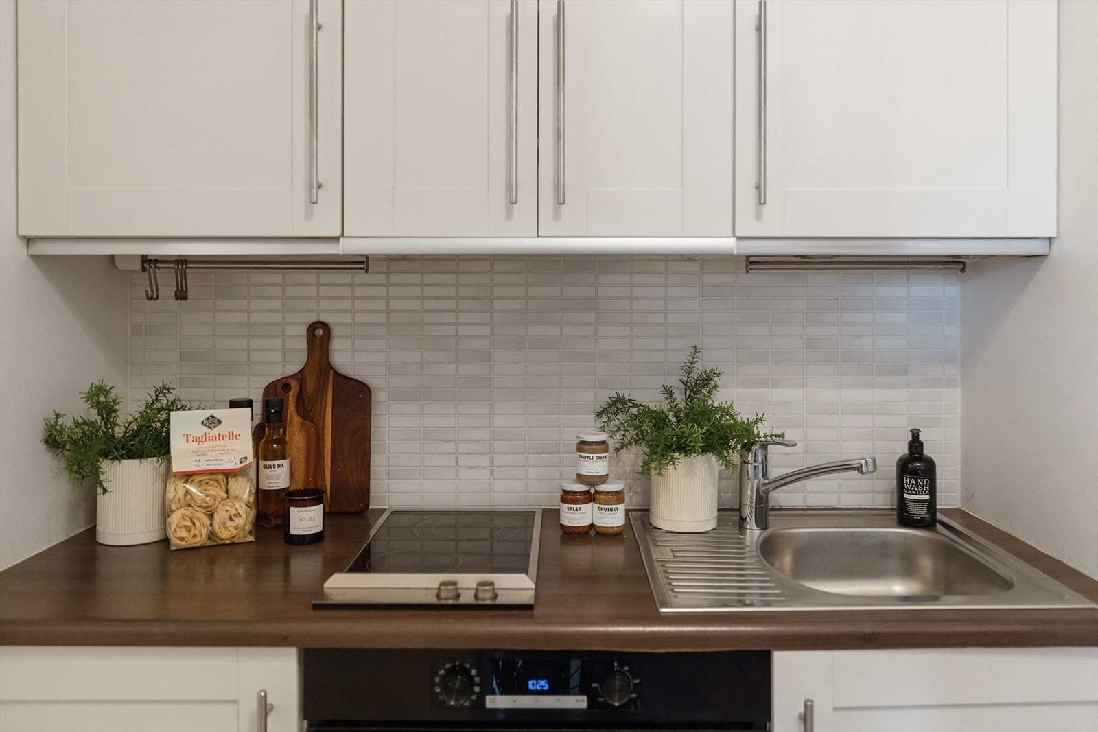 Praktisk kjøkkeninnredning med integrert stekeovn og platetopp. Galleribilde