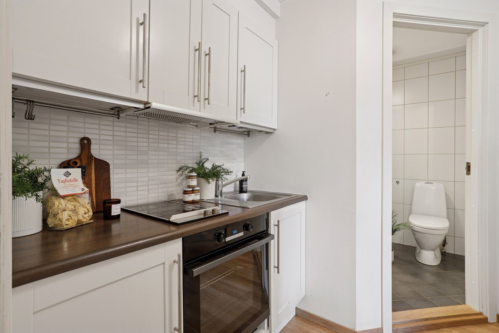 Lyst og effektivt kjøkken med tidløse fronter og plass til det viktigste. Galleribilde