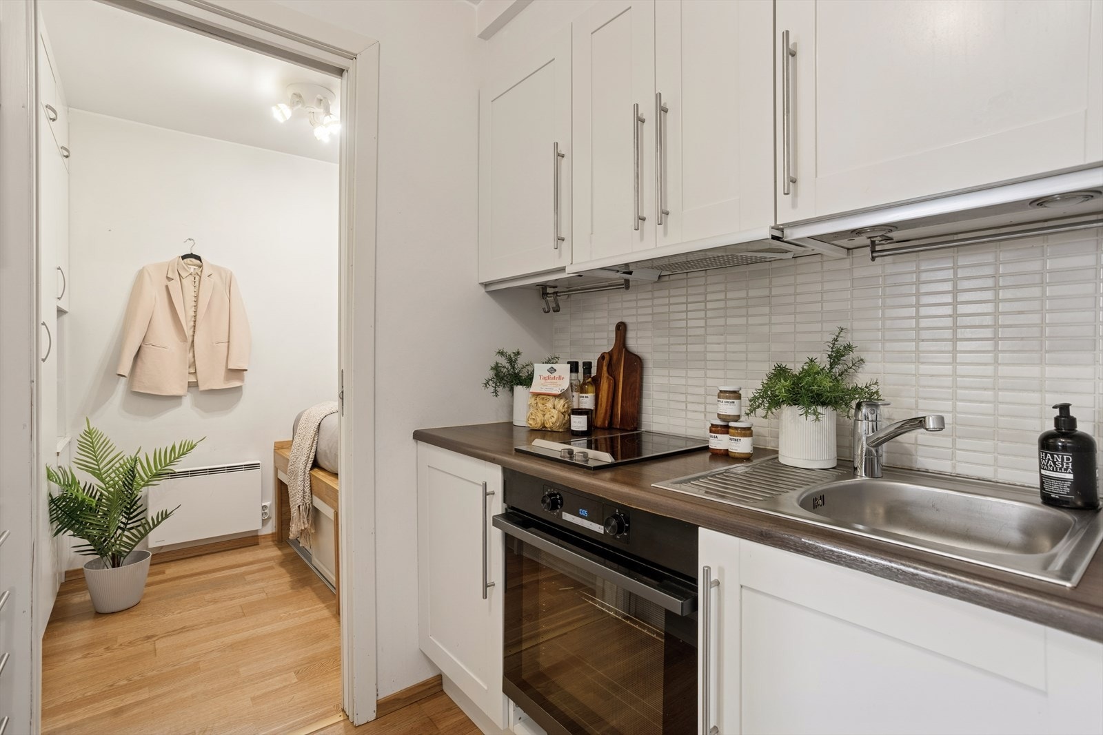 Hyggelig kjøkkenområde med naturlig forbindelse til soveplassen. Galleribilde