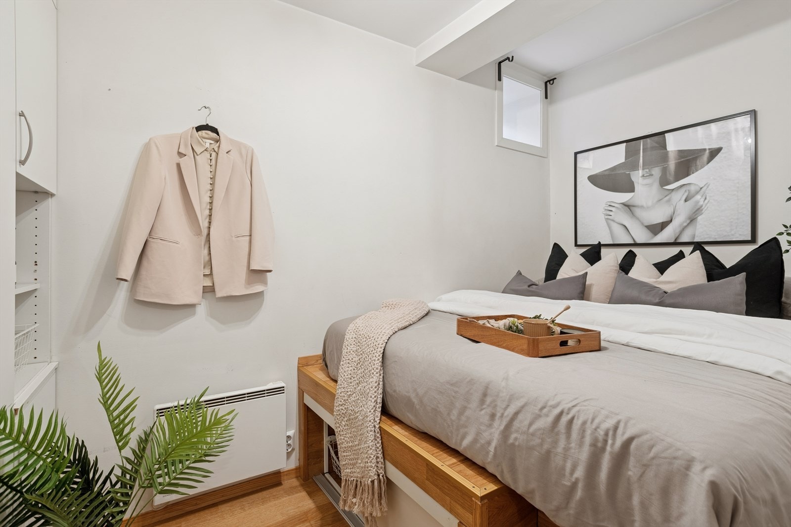 Lunt soverom med plassbygd seng og gode lagringsløsninger. Galleribilde