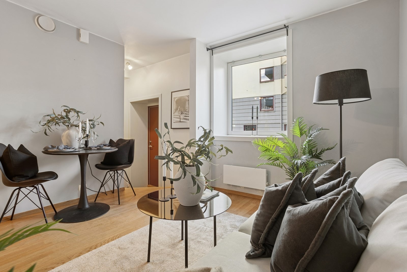 Det er plass til sofa, stuebord og et lite spisebord. Galleribilde