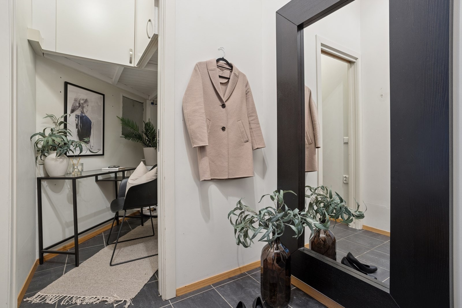 Praktisk adkomst til innvendig bod rett fra entréen - ideelt for lagring. Galleribilde