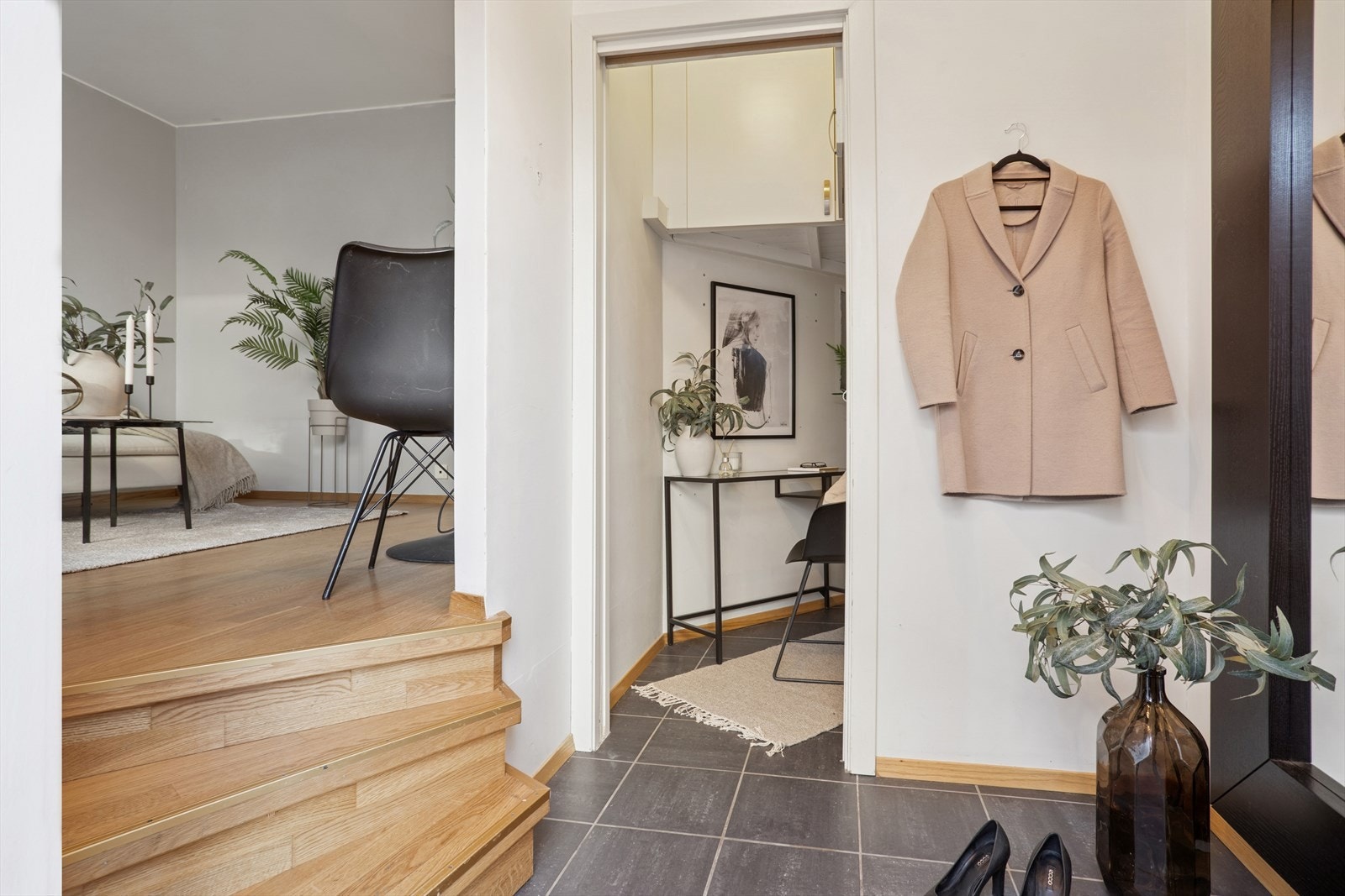Innbydende entré som tar deg direkte inn i boligens åpne planløsning. Galleribilde