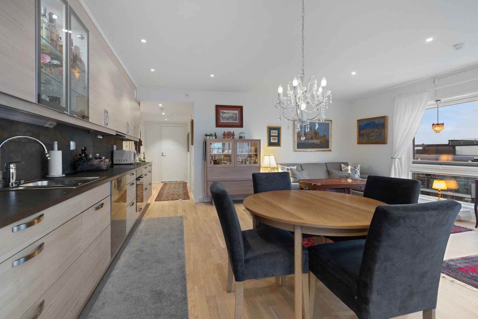 Det er naturlig plass til en større spisegruppe mellom kjøkkenet og stuen. Galleribilde