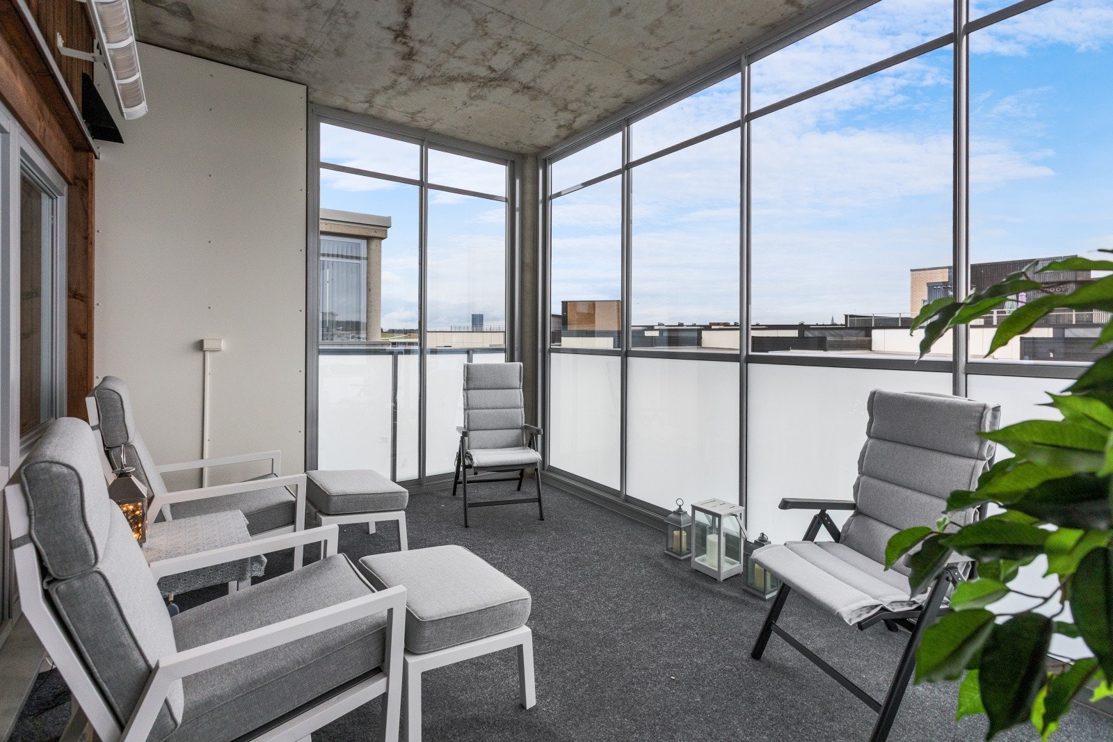 Balkongen fra hovedsoverommet med varmelampe. Galleribilde