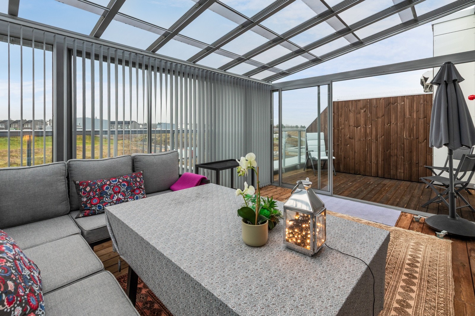 Fra stuen er det utgang til en innglassert balkong. Galleribilde