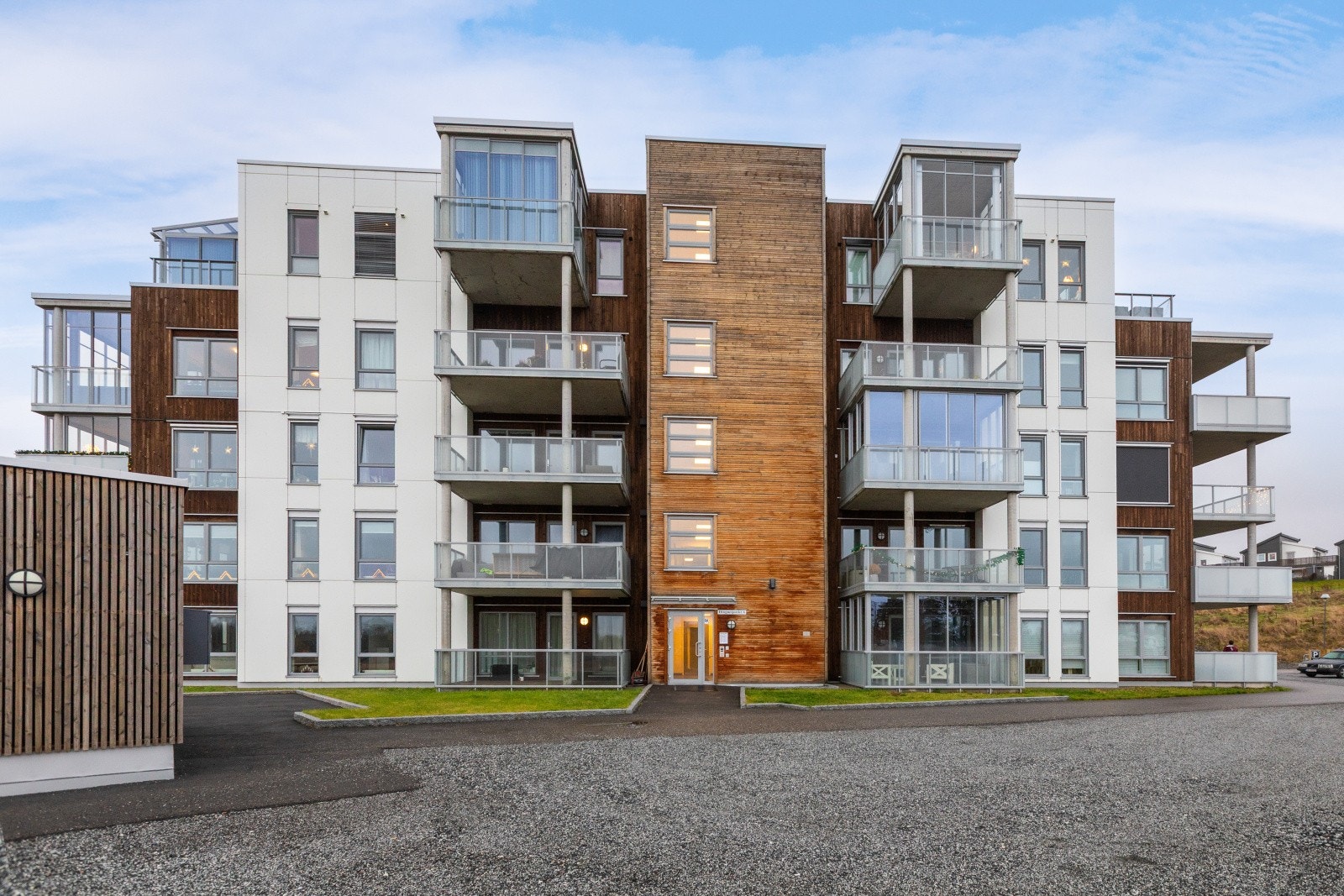 En unik leilighet med to innglasserte balkonger med gode solforhold. Galleribilde