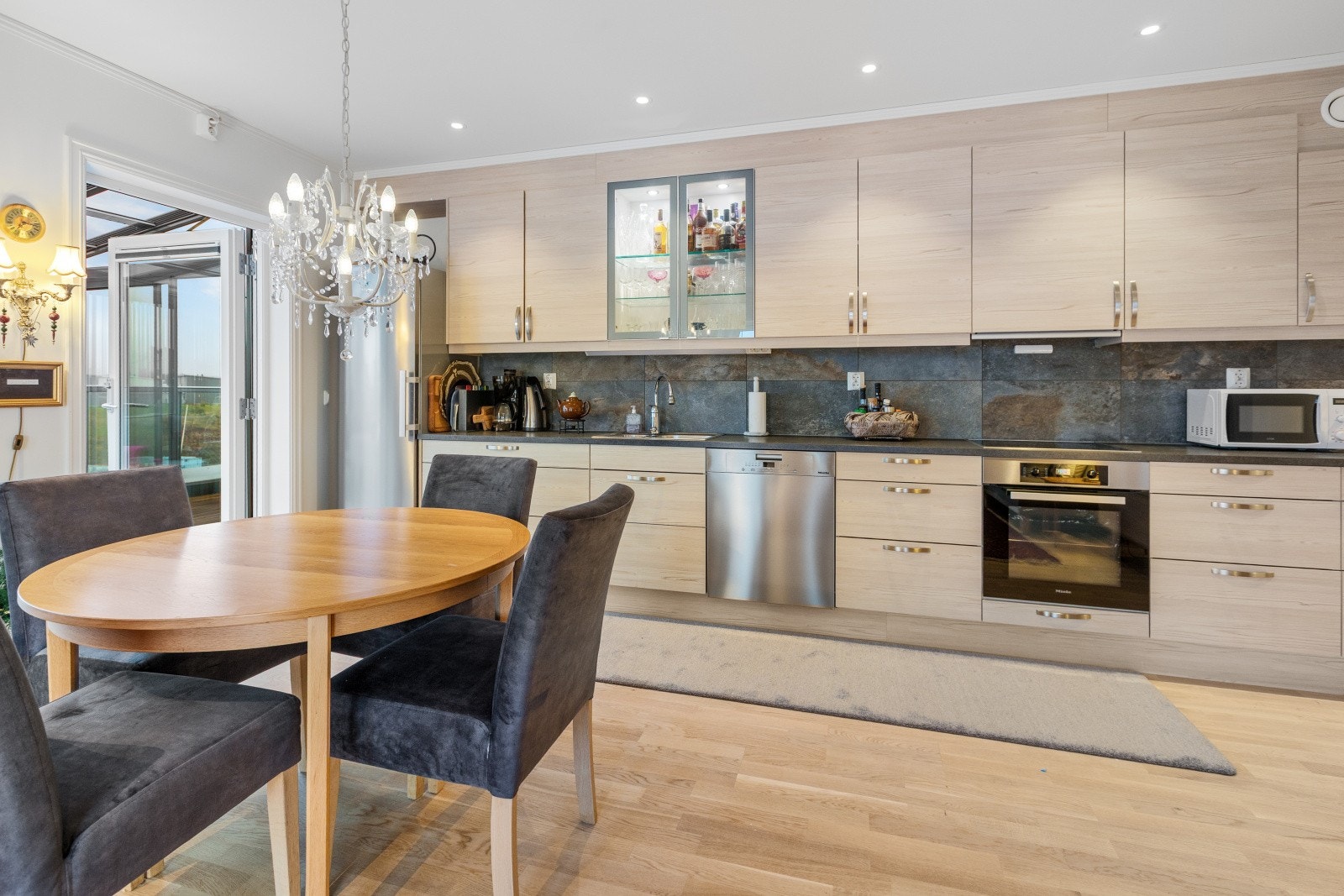 Leiligheten har et oppgradert kjøkkeninnredning med flere hvitevarer fra Miele. Hvitevarer som kjøl, oppvaskmaskin, ovn og platetopp medfølger handelen. Galleribilde