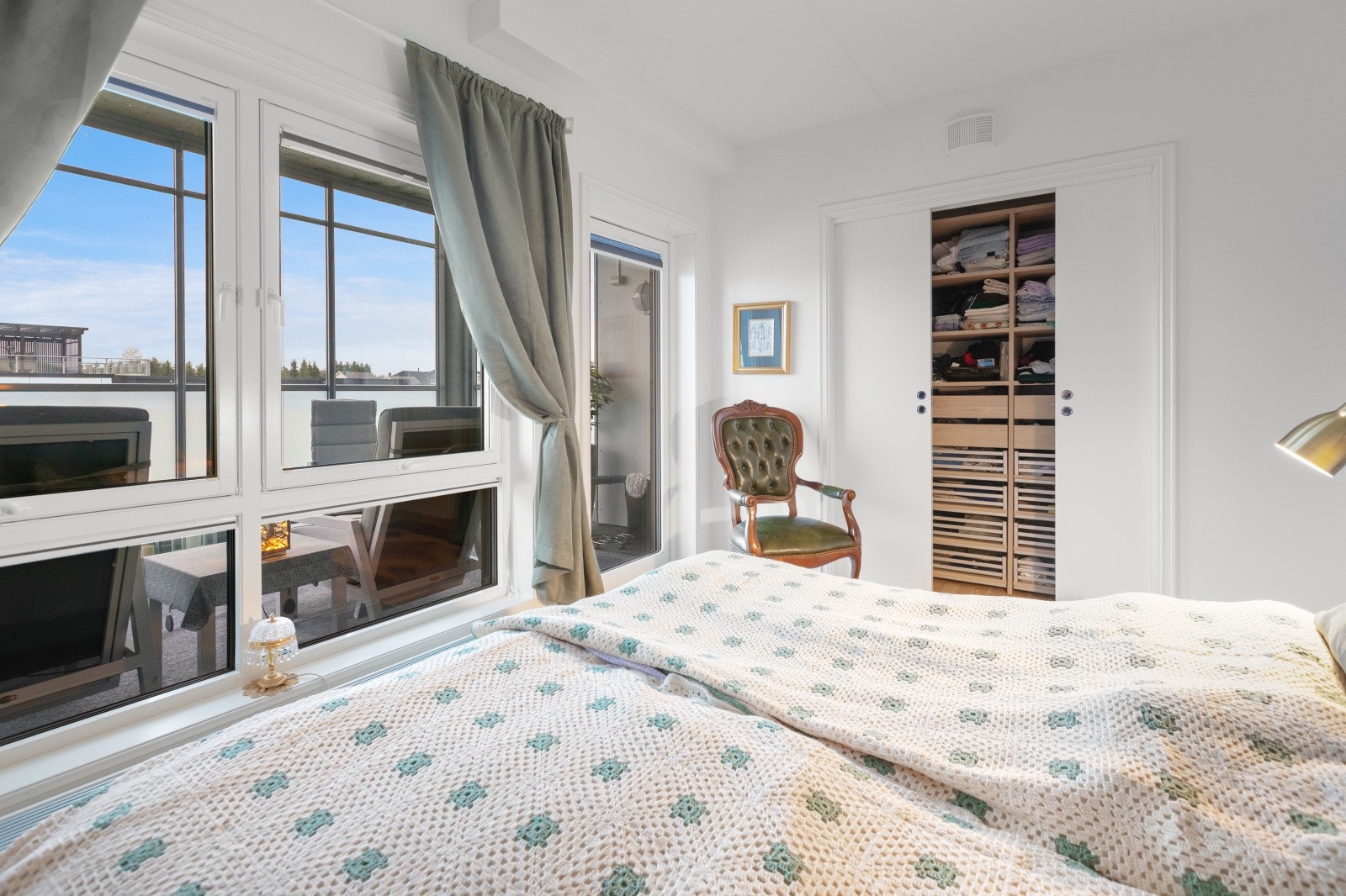 Hovedsoverommet har walk-in-closet og utgang til en innglasset balkong, som gir en lun og skjermet forlengelse av rommet. Galleribilde