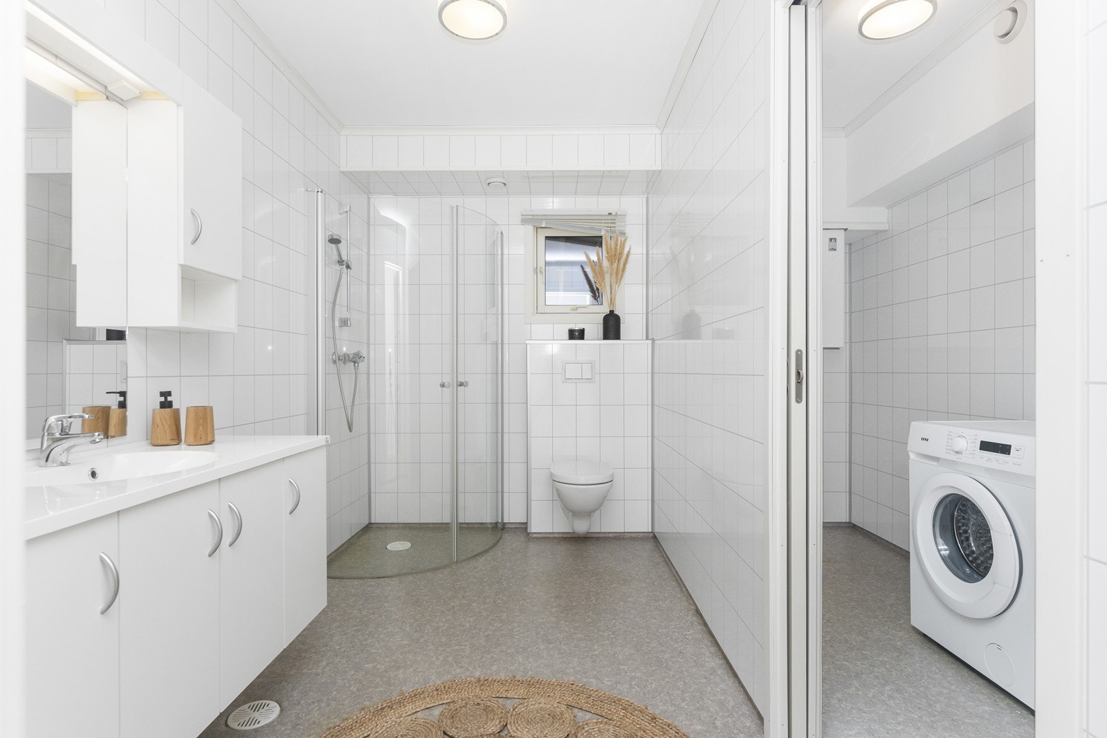 Stort bad med vaskeromsdel. Galleribilde