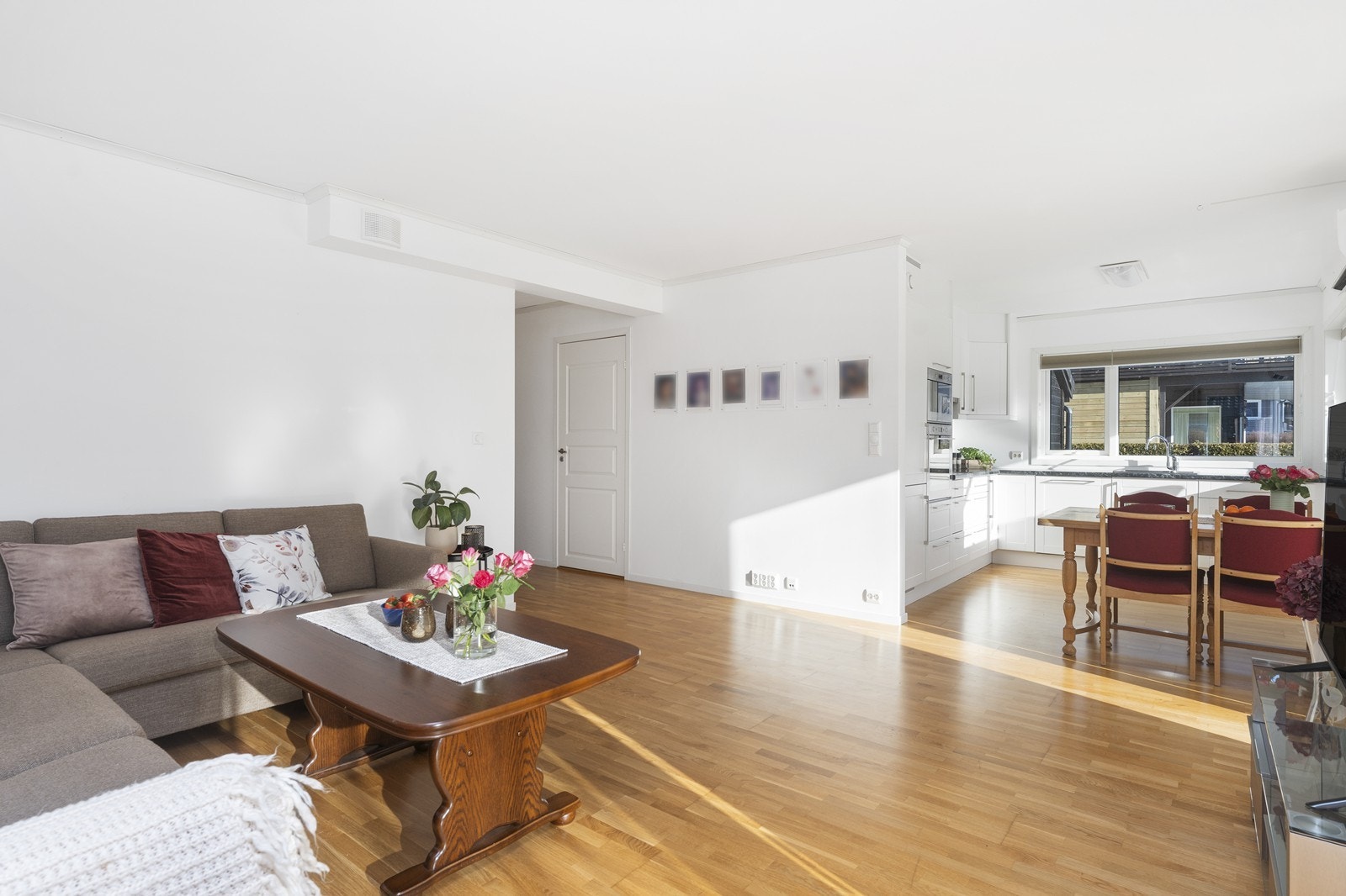 Åpen løsning mellom stue og kjøkken. Galleribilde