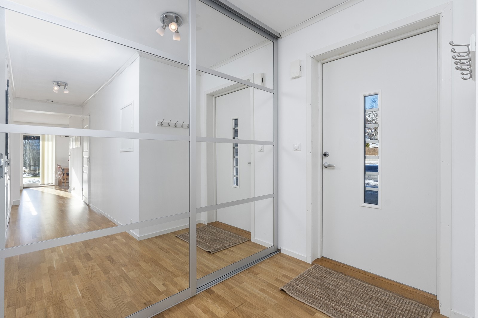 Inngangsparti med stor skyvedørsgarderobe. Galleribilde