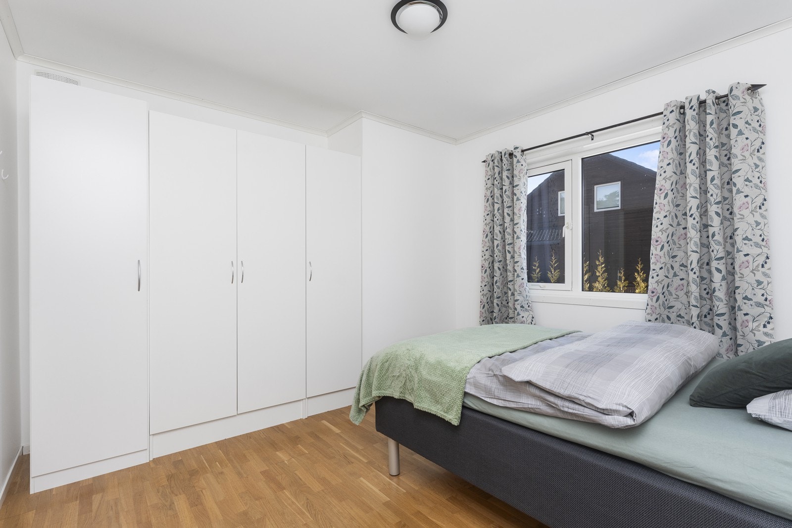 Godt med skapplass på hovedsoverommet. Galleribilde