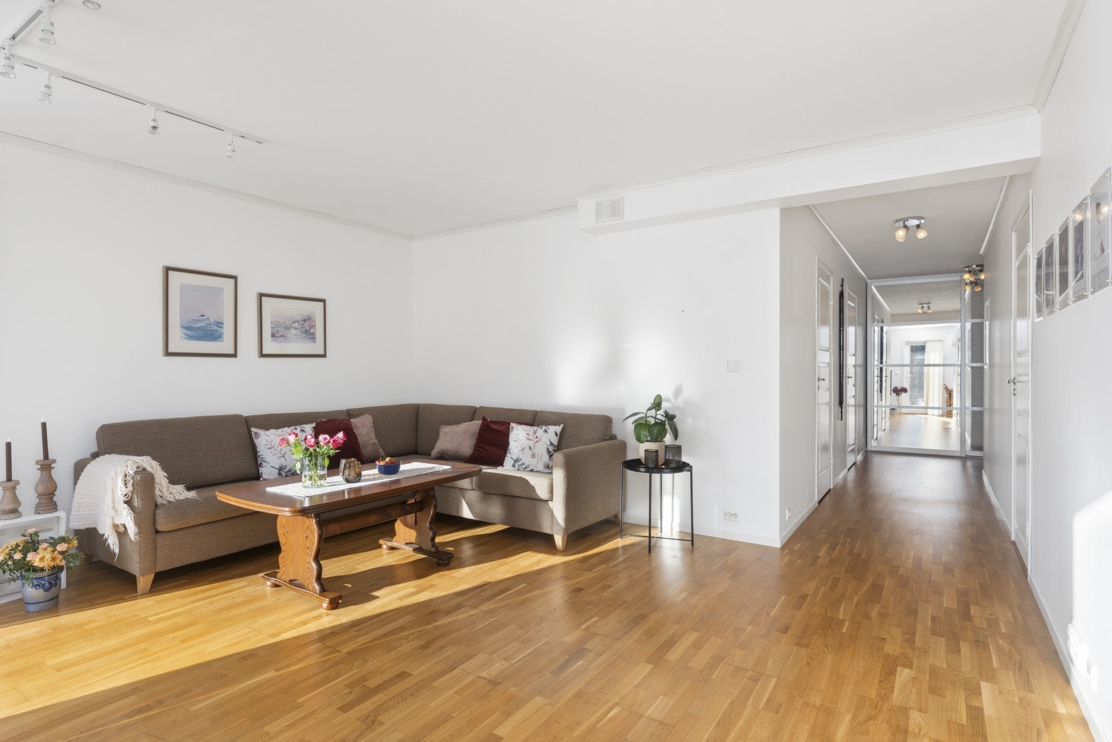 Fra stue mot gang og inngangsparti. Galleribilde