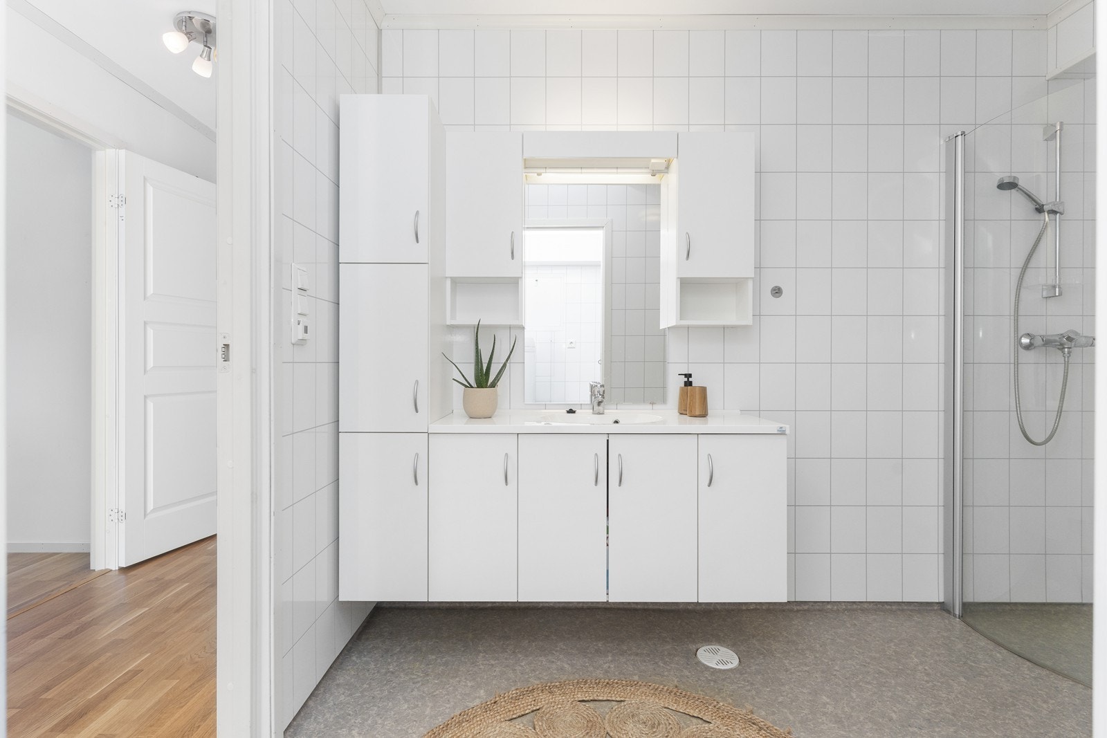 Belegg på gulvet og baderomsplater på vegger. Galleribilde