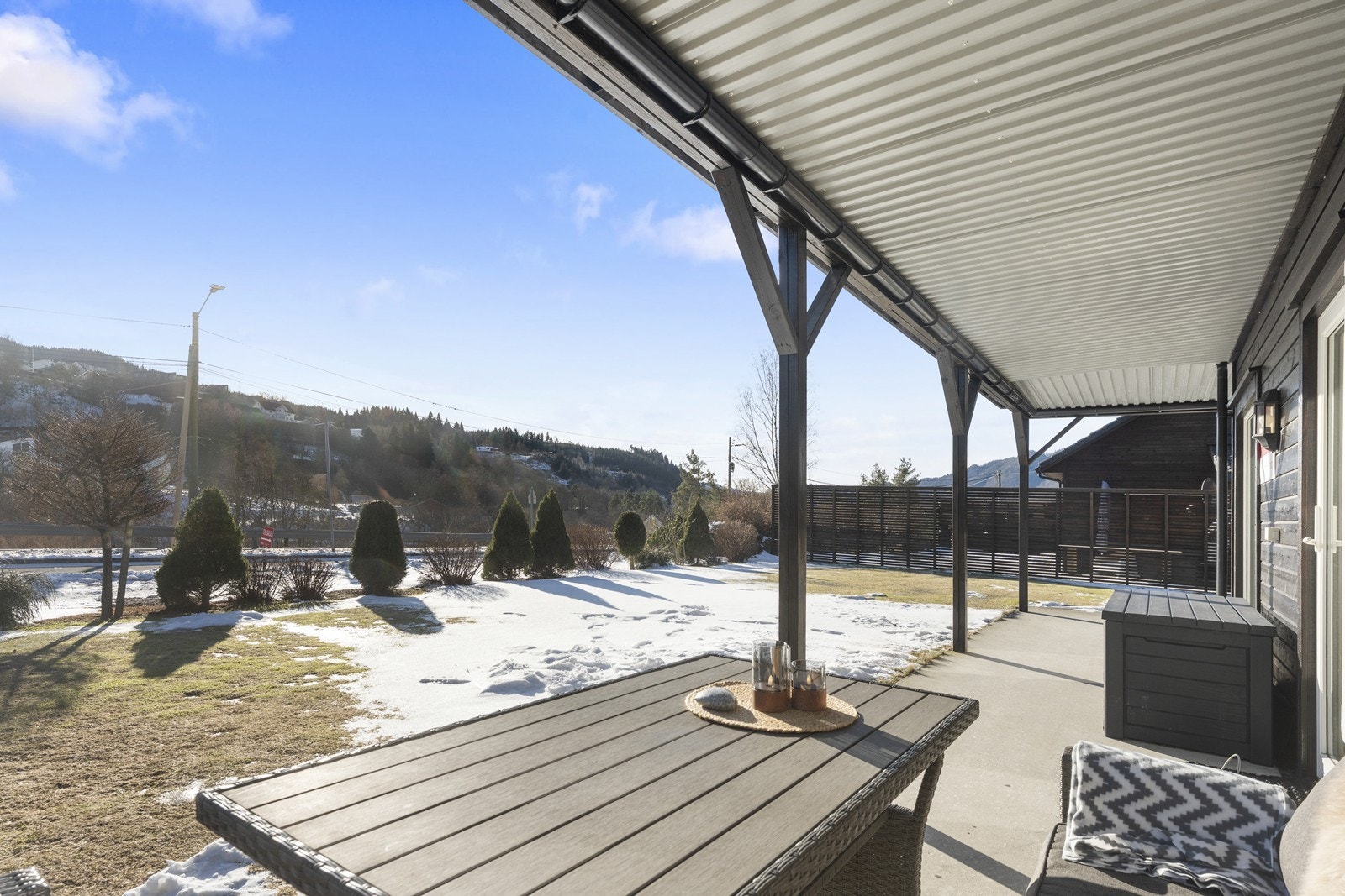 Tett tak under veranda. Galleribilde