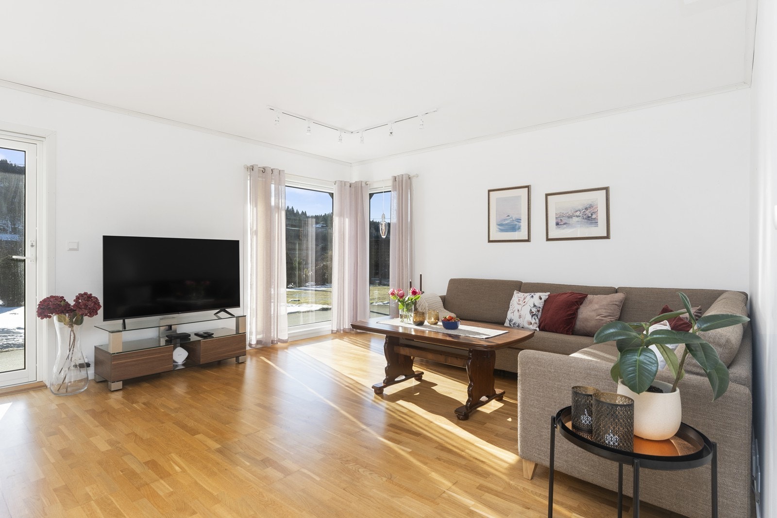 Lys og trivelig stue med utgang til uteområde. Galleribilde