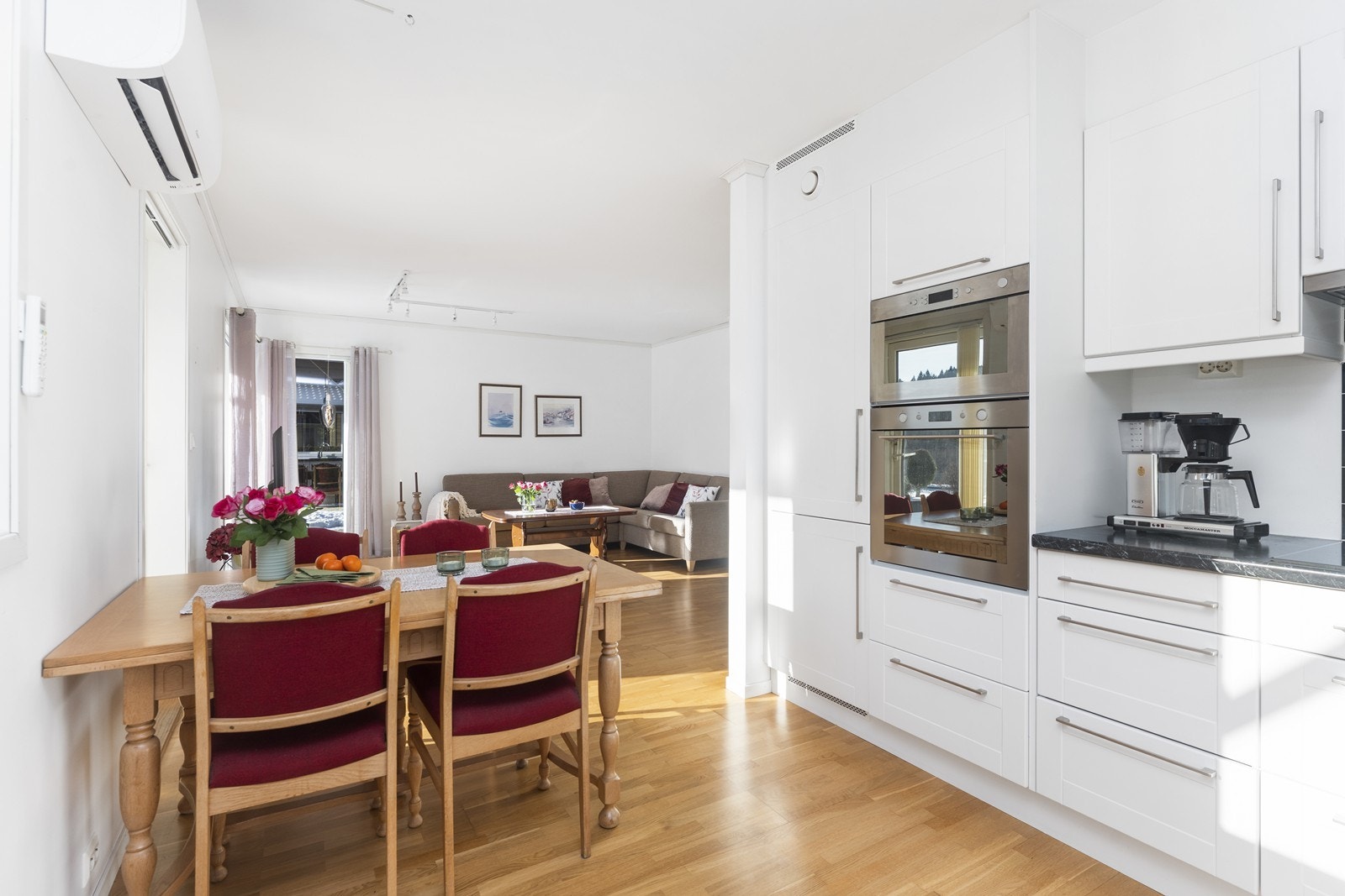 Plass til spisebord like ved kjøkkenet. Galleribilde