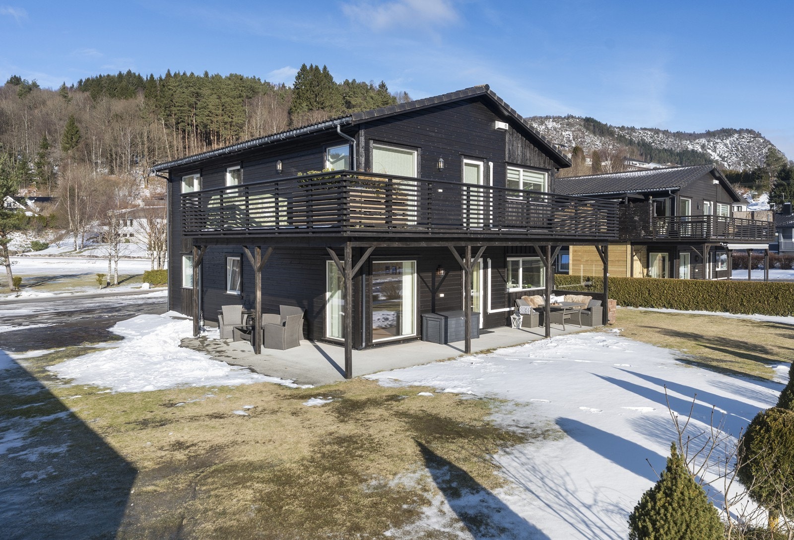 Nydelig opparbeidet hage med beplantning. Galleribilde