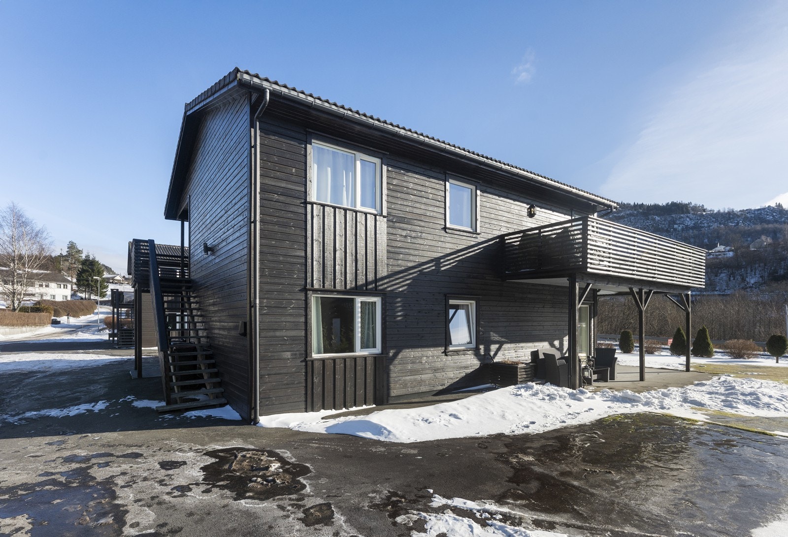 Asfaltert gårdsrom med gode parkeringsmuligheter. Galleribilde