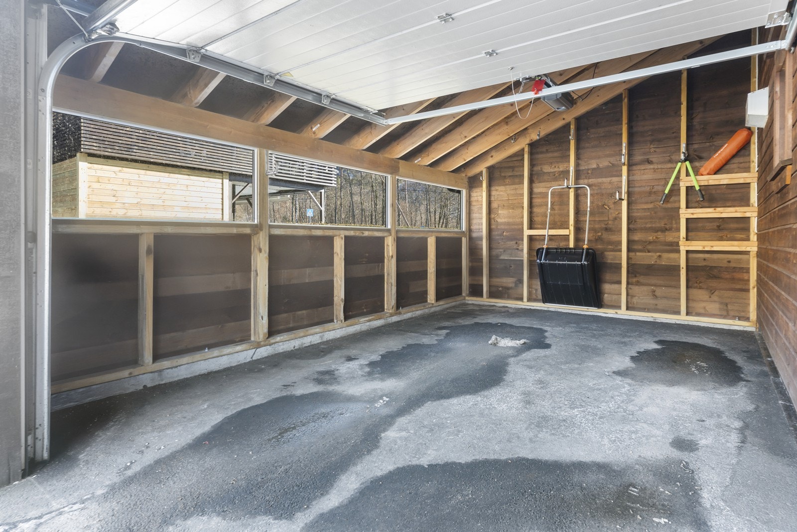 Garasjen er fra 2015 Galleribilde