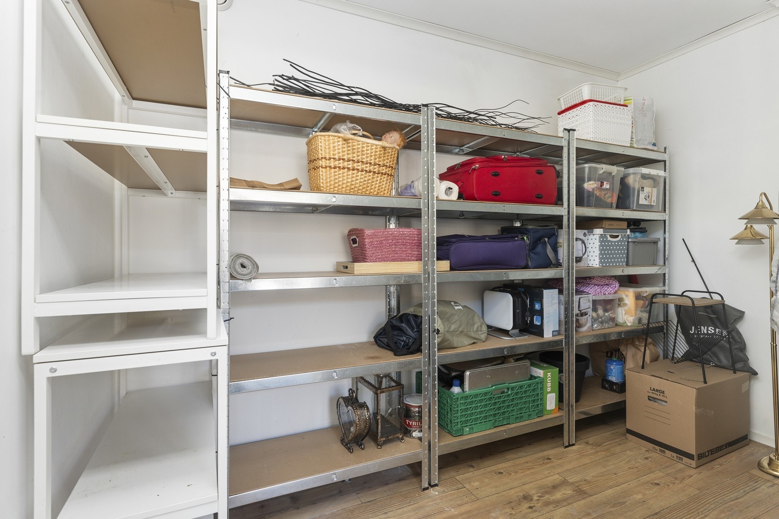 Utvendig bod rett ved inngangen. Galleribilde