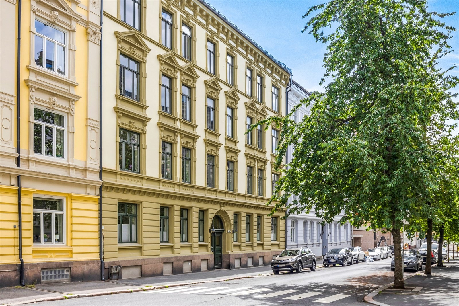 Frydenlundgata er en rolig og lite trafikkert gate. Det er boerparkering og offentlig ladestasjoner i omkringliggende gater samt tidvis muligheter for leie av garasjeplass. Galleribilde