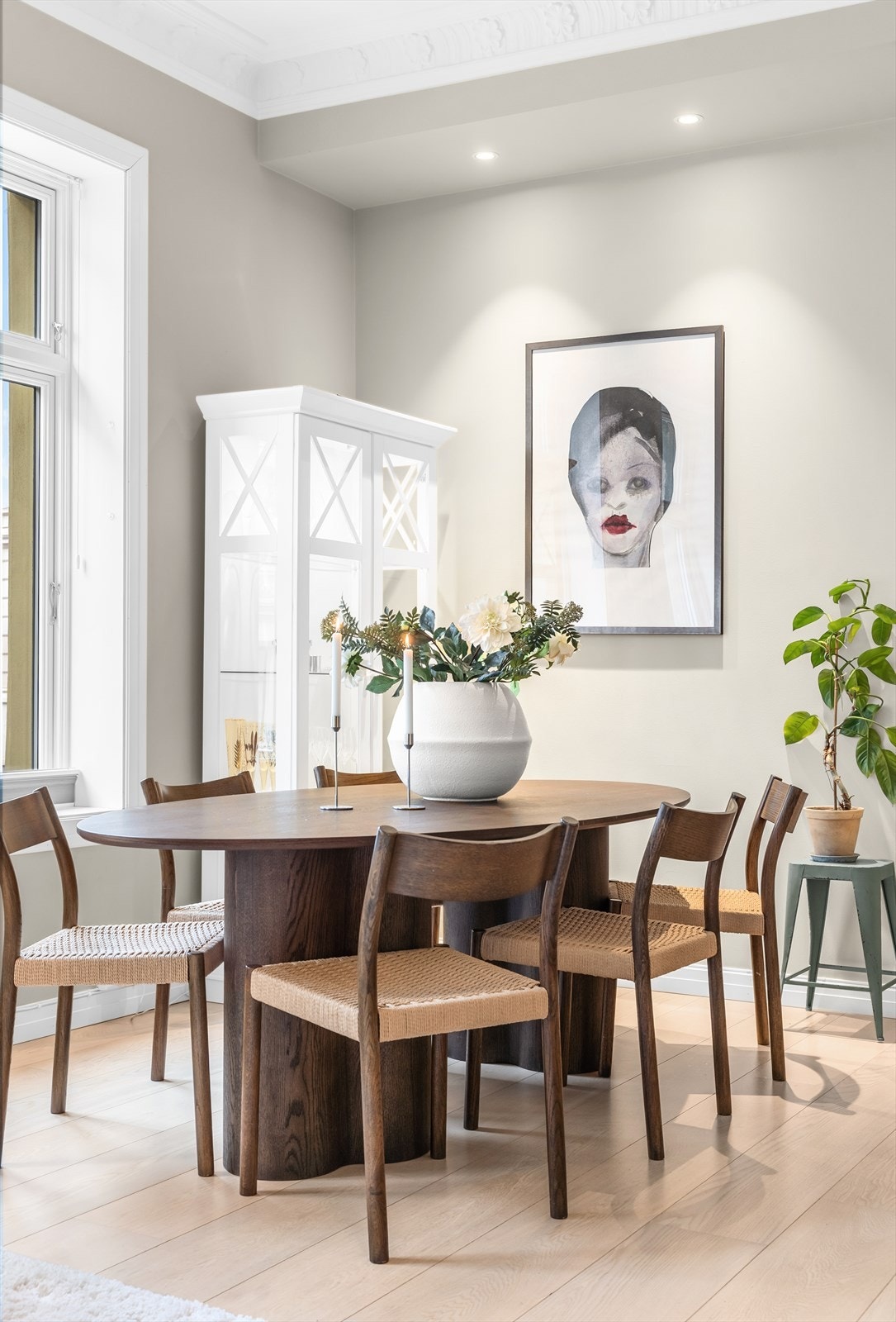 God plass til spisebord og skjenk eller vitrineskap. Galleribilde