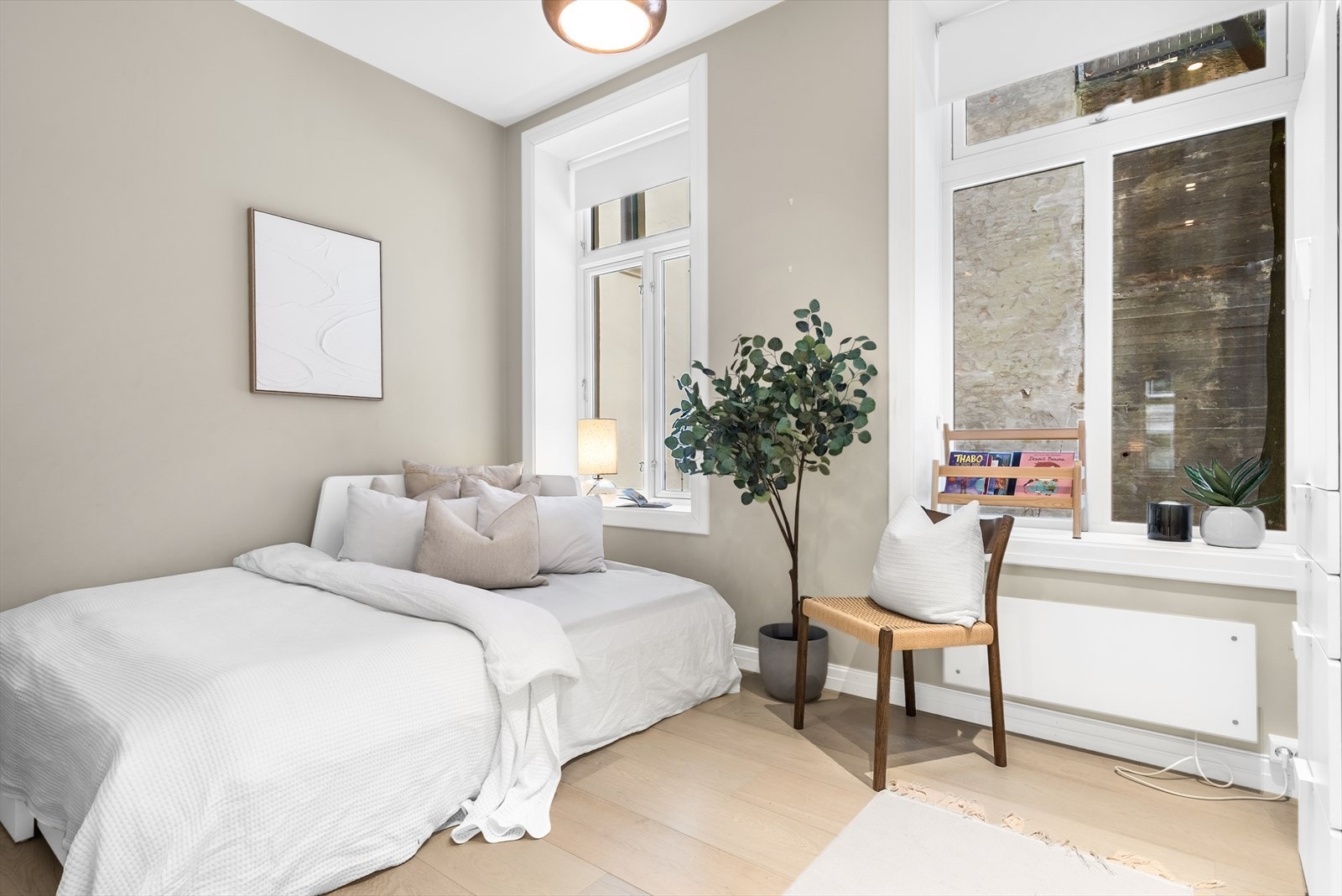 Rommet vender mot bakgården, har god plass til dobbeltseng og egner seg også godt som hovedsoverom. Galleribilde