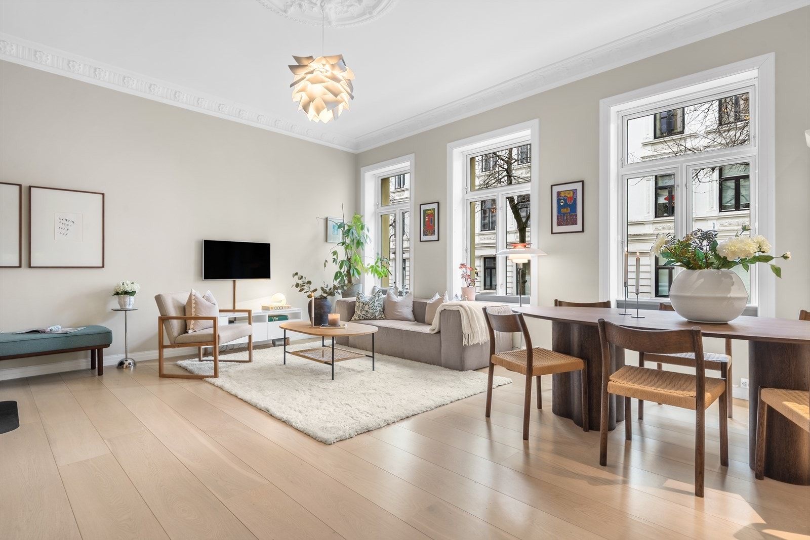 En klassisk drømmeleilighet med moderne løsninger og høy standard. Pen, kvitsfri og hvitpigmentert enstavs eikeparkett uten terskler i hele leiligheten. Galleribilde