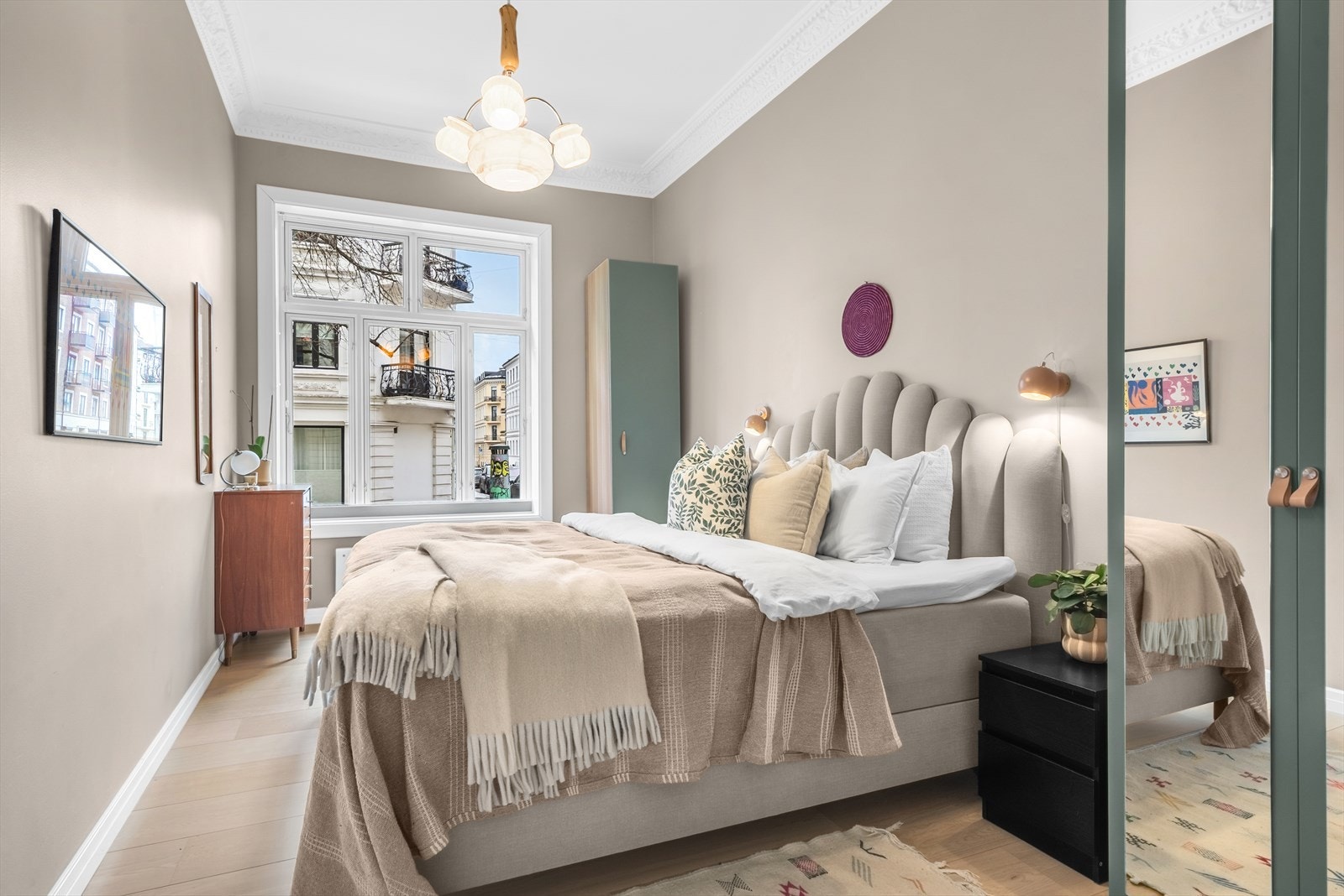 Hovedsoverom på ca. 14 m² med god plass til dobbeltseng, nattbord og garderobeskap. Galleribilde