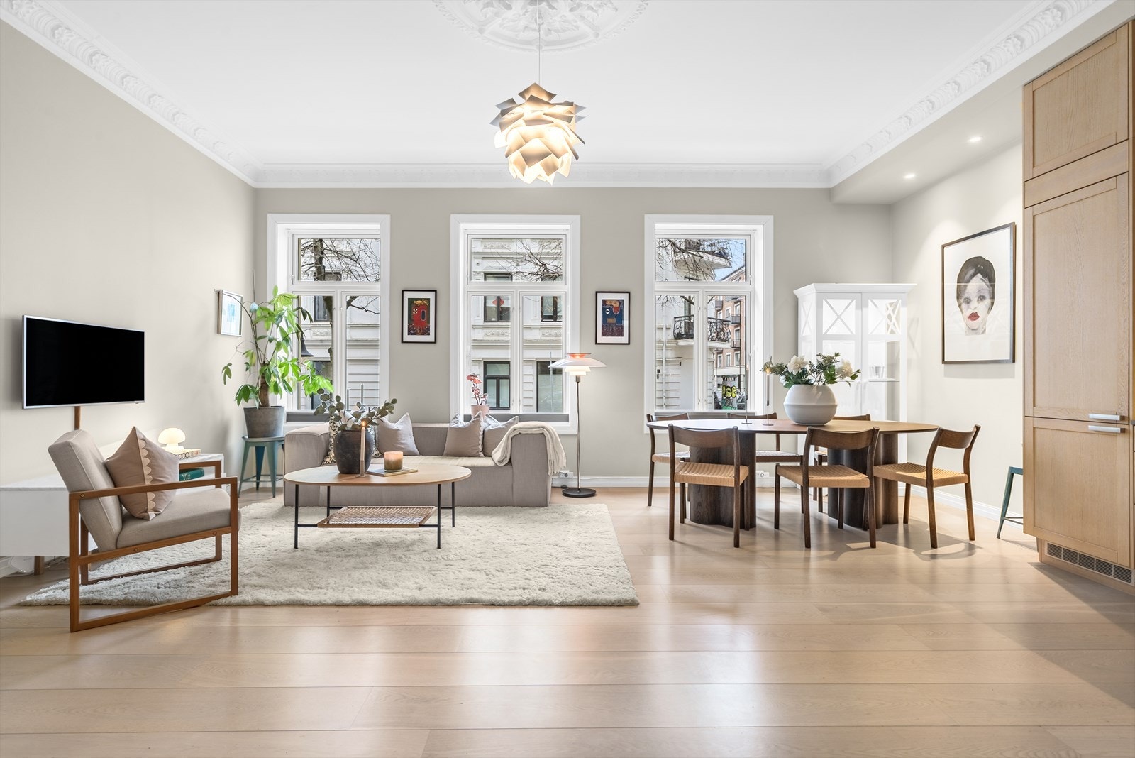 Nye klassiske vinduer i 2019 med store vindusflater. Fra stuen ser man utelukkende klassiske bygg i nabolaget. Galleribilde