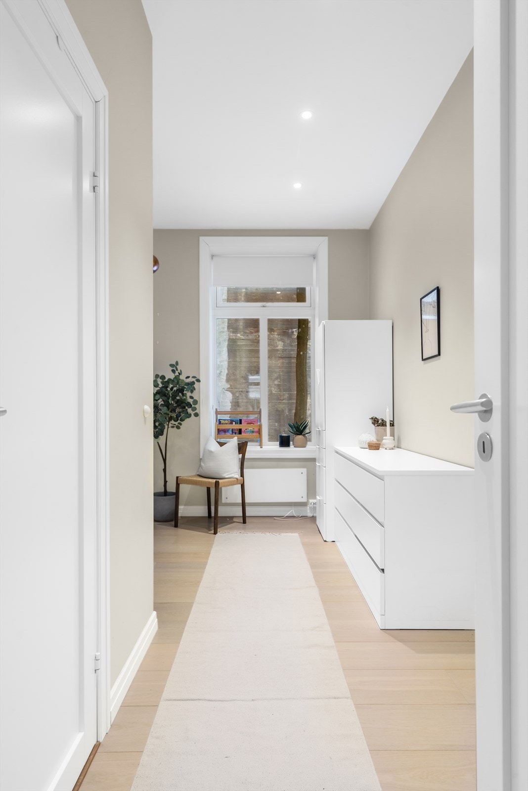 Soverom II på ca. 14 m² med adkomst til eget bad/vaskerom. Mulighet for garderobe på nesten 5 meter langs veggen til høyre. Galleribilde