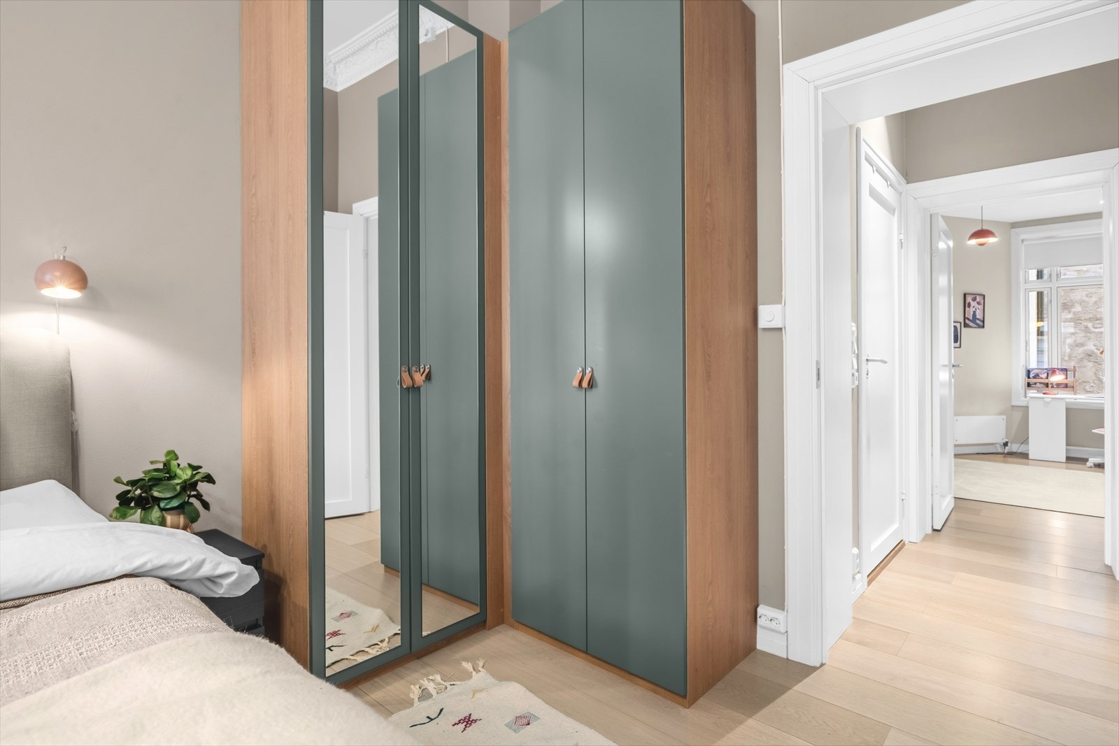 Snekkerbygget hjørnegarderobe på hovedsoverommet. Rommet ligger vegg-i-vegg med bad nr. 1. Galleribilde