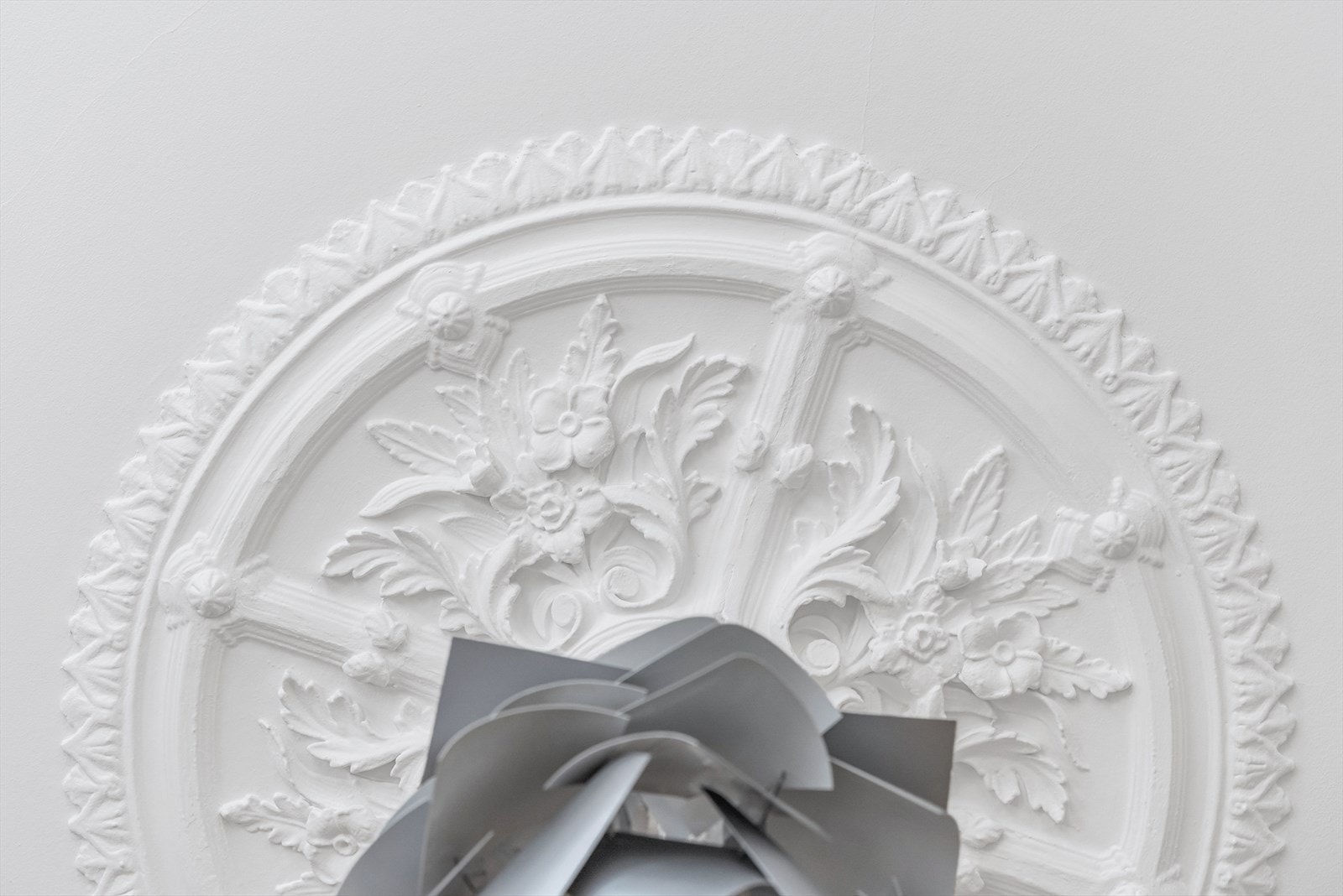 Flott takrosett og original stukkatur i stue/kjøkken. Galleribilde