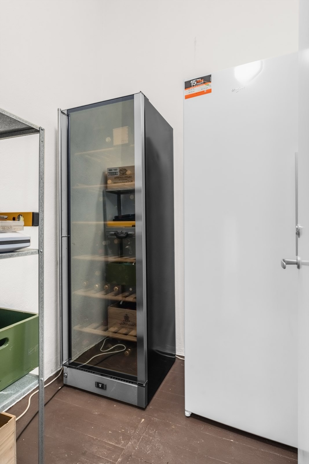 Praktisk bod i baktrappen på 3 m² med lys og strømuttak. I tillegg disponeres en tørr og ventilert kjellerbod på 6 m². Galleribilde