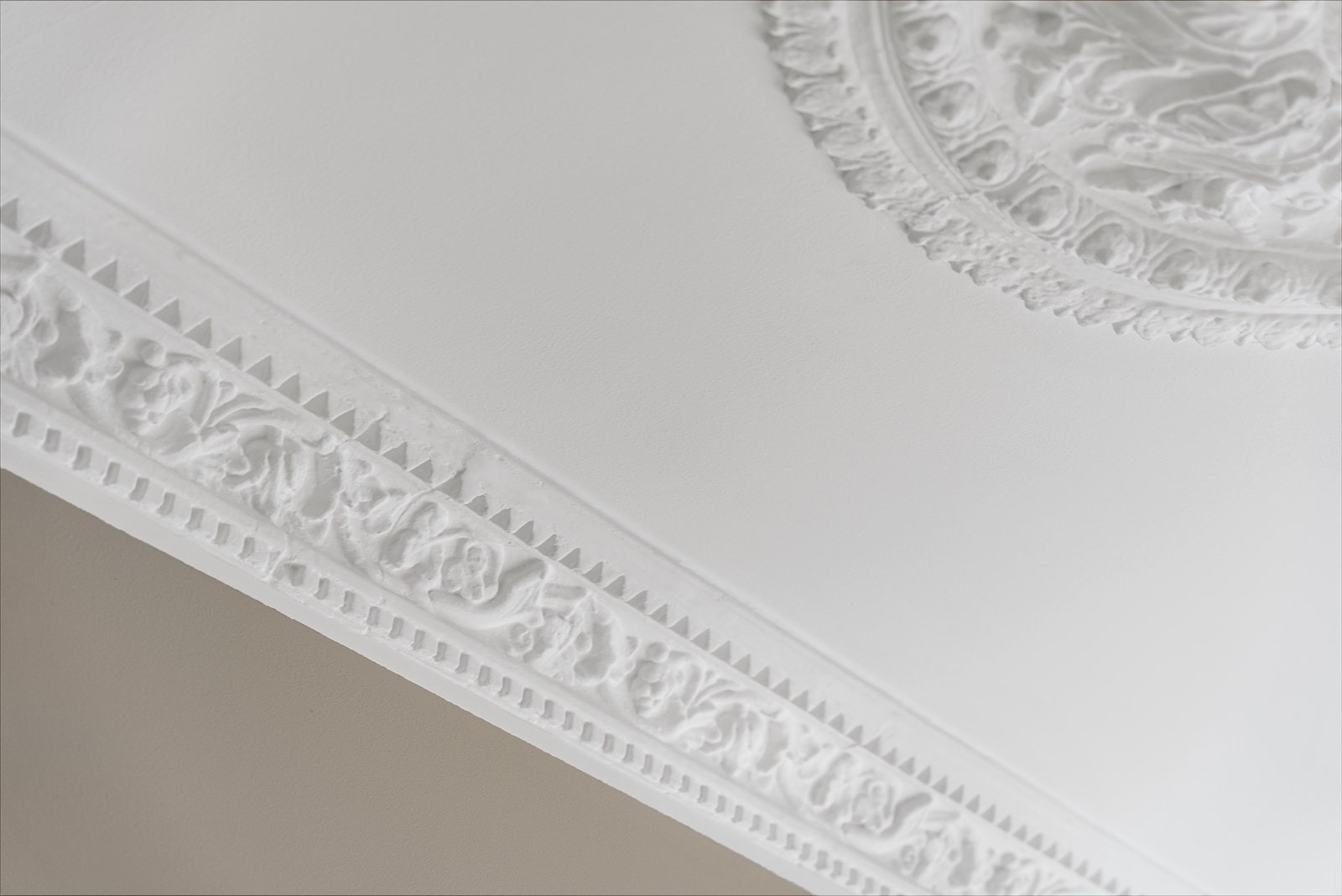 Flott takrosett og original stukkatur på hovedsoverommet. Galleribilde