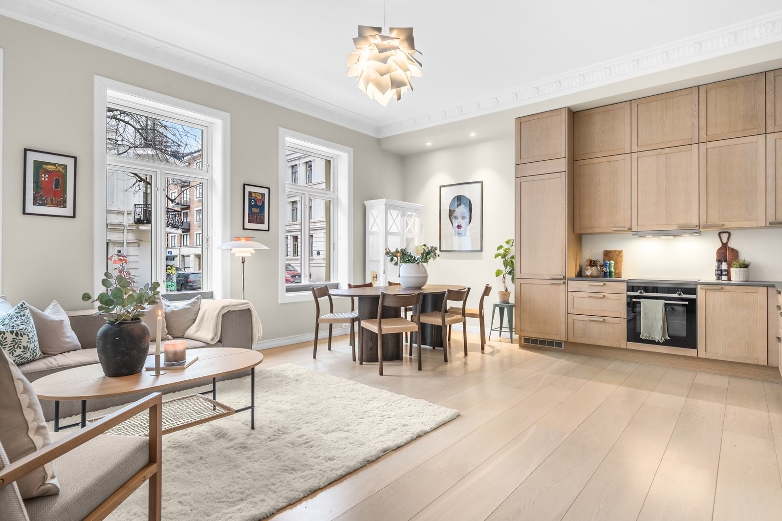 Stort og sosialt oppholdsrom på ca. 33 m² med takhøyde på ca. 3,2 meter. Galleribilde