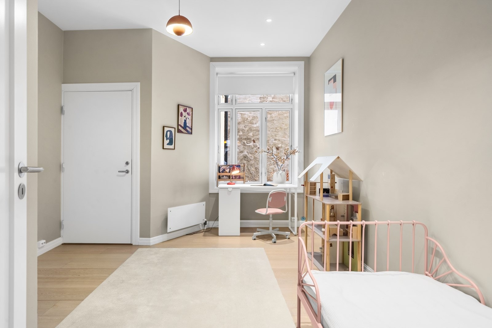 Rommet vender mot bakgården og har dør til baktrappen. Galleribilde