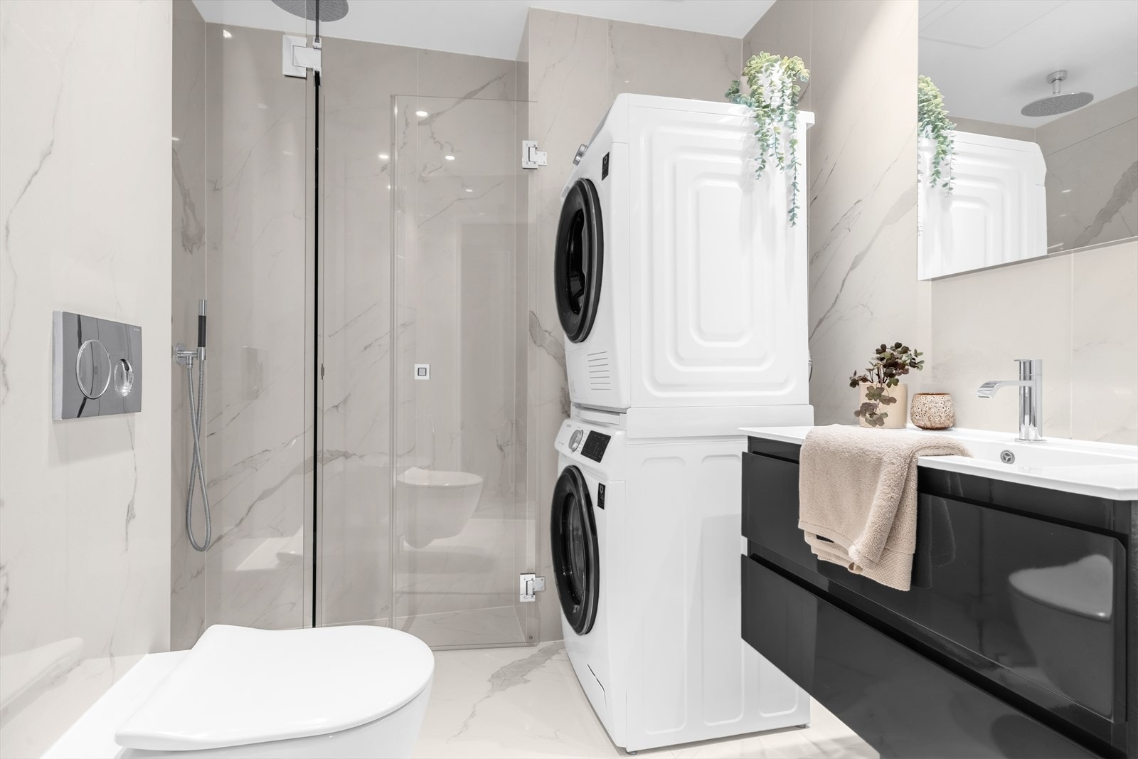 Delikat flislagt bad nr. 2 renovert i 2019 med påkostede fliser fra Norfloor Timeless-serien (Calacatta 80x240cm) på vegg og 80x80cm flis på gulv. Spotter i taket og varme i gulv. Avtrekksvifte i taket. Galleribilde