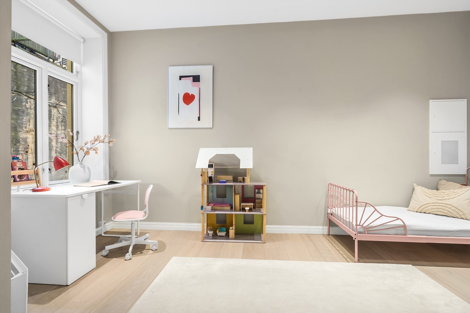 Soverom III på ca. 13 m² med god plass til seng, garderobeskap og skrivebord. Praktisk nettverksskap, som skjuler ruter og annet utstyr (Fiber-nett). Galleribilde