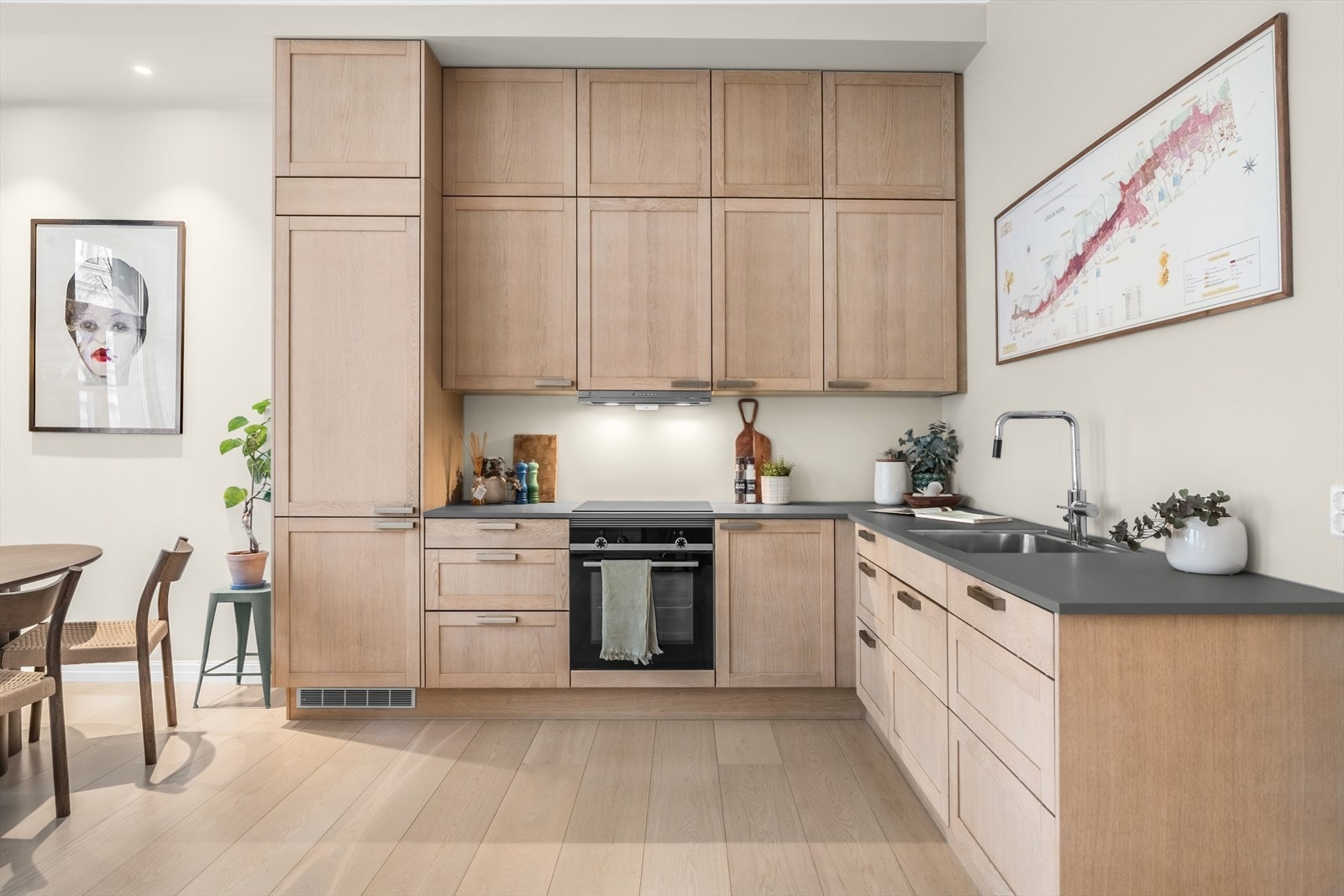 Stilren og moderne kjøkkeninnredning fra Sigdal med integrerte hvitevarer fra Siemens og laminat benkeplate. Armatur fra Tapwell med uttrekksfunksjon. Galleribilde