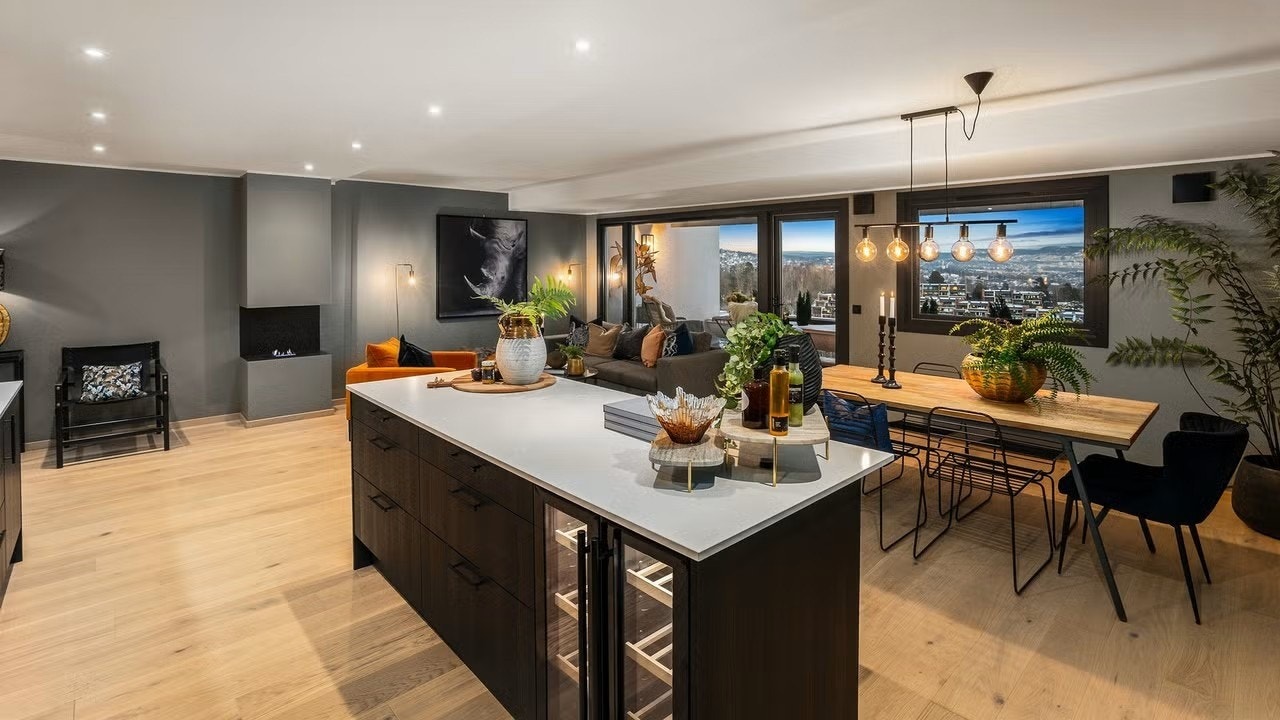 Stue med kjøkkenøy og vinskap Galleribilde