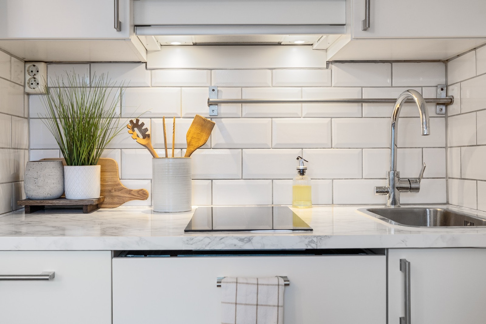 Flislagt mellom indukjsjonstopp og overskap Galleribilde