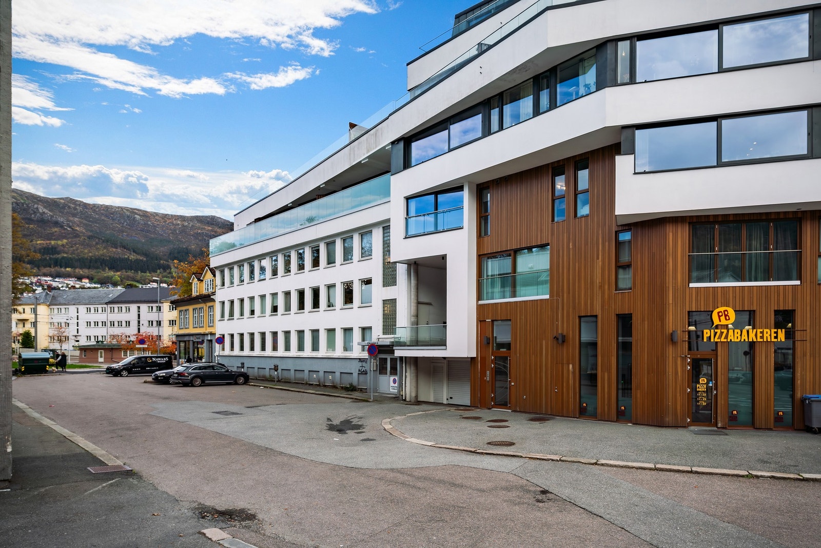 Leiligheten er plassert rett ved bybanestoppet og har restauranter, butikk m.m innen 2 minutters gange Galleribilde