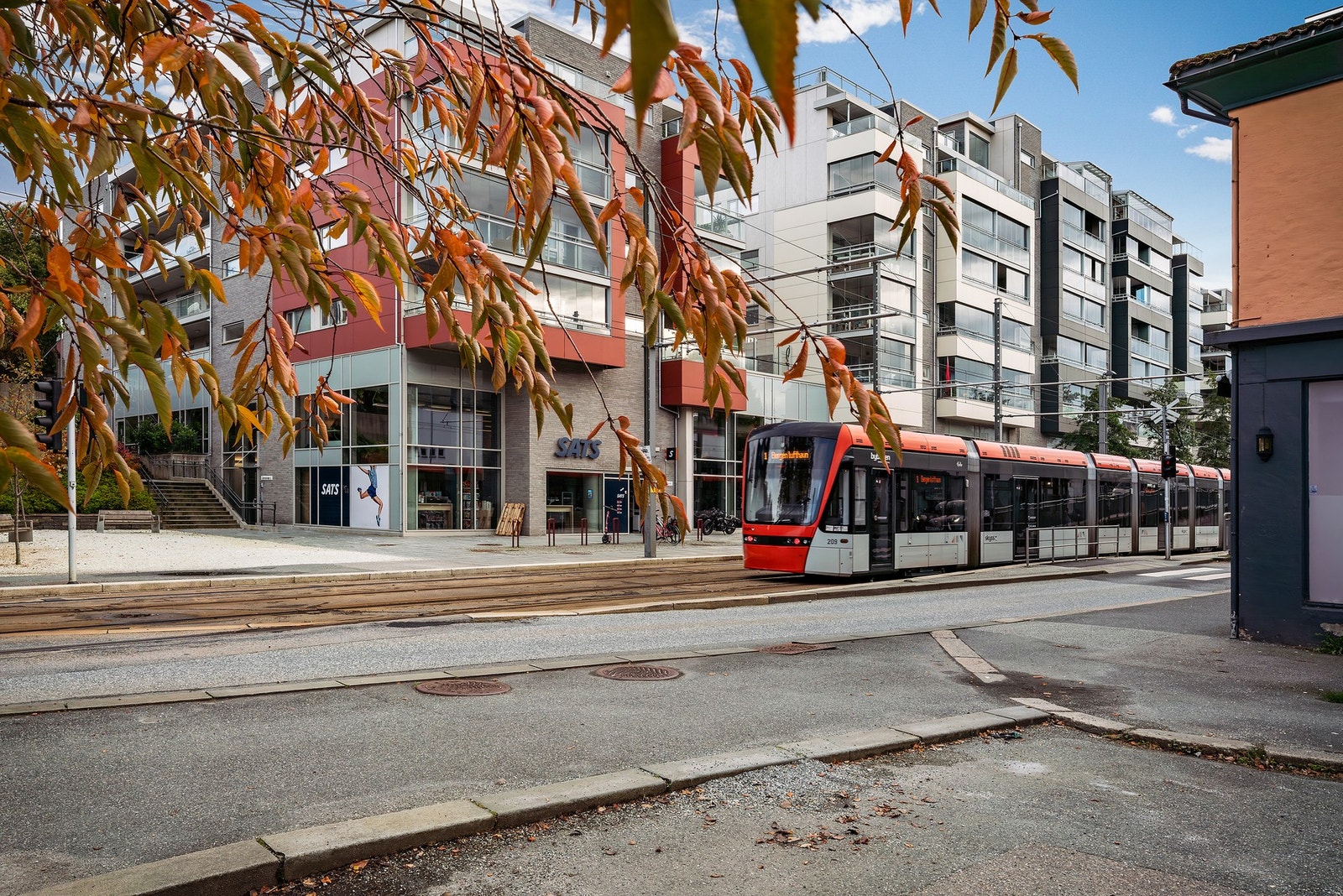 På byggets bakside finner man bybanestoppet og Sats Galleribilde