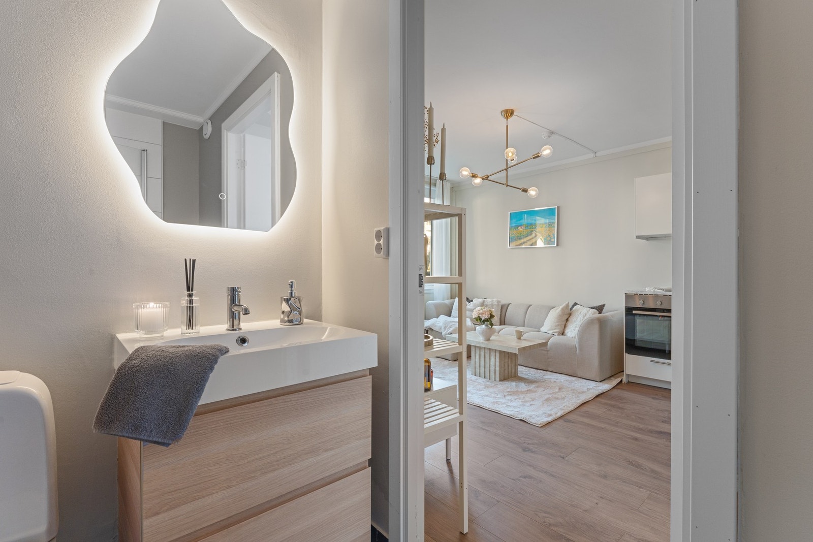 Innredning ny fra 2025 som inkluderer nytt dusjhode, lister på dusjdøren, ny baderomsdør med karm og speil Galleribilde