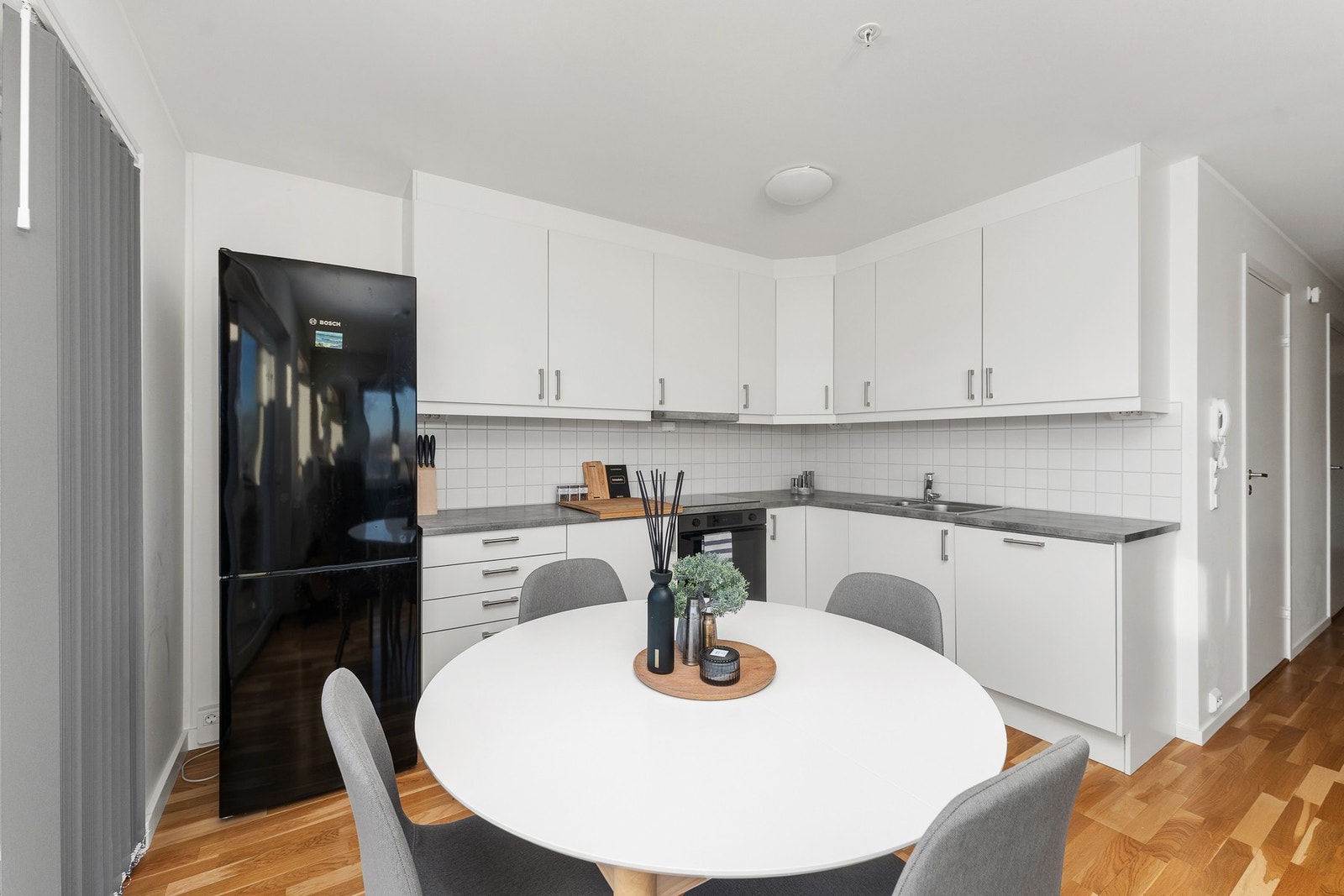 God plass til spisebord ved kjøkkenet Galleribilde